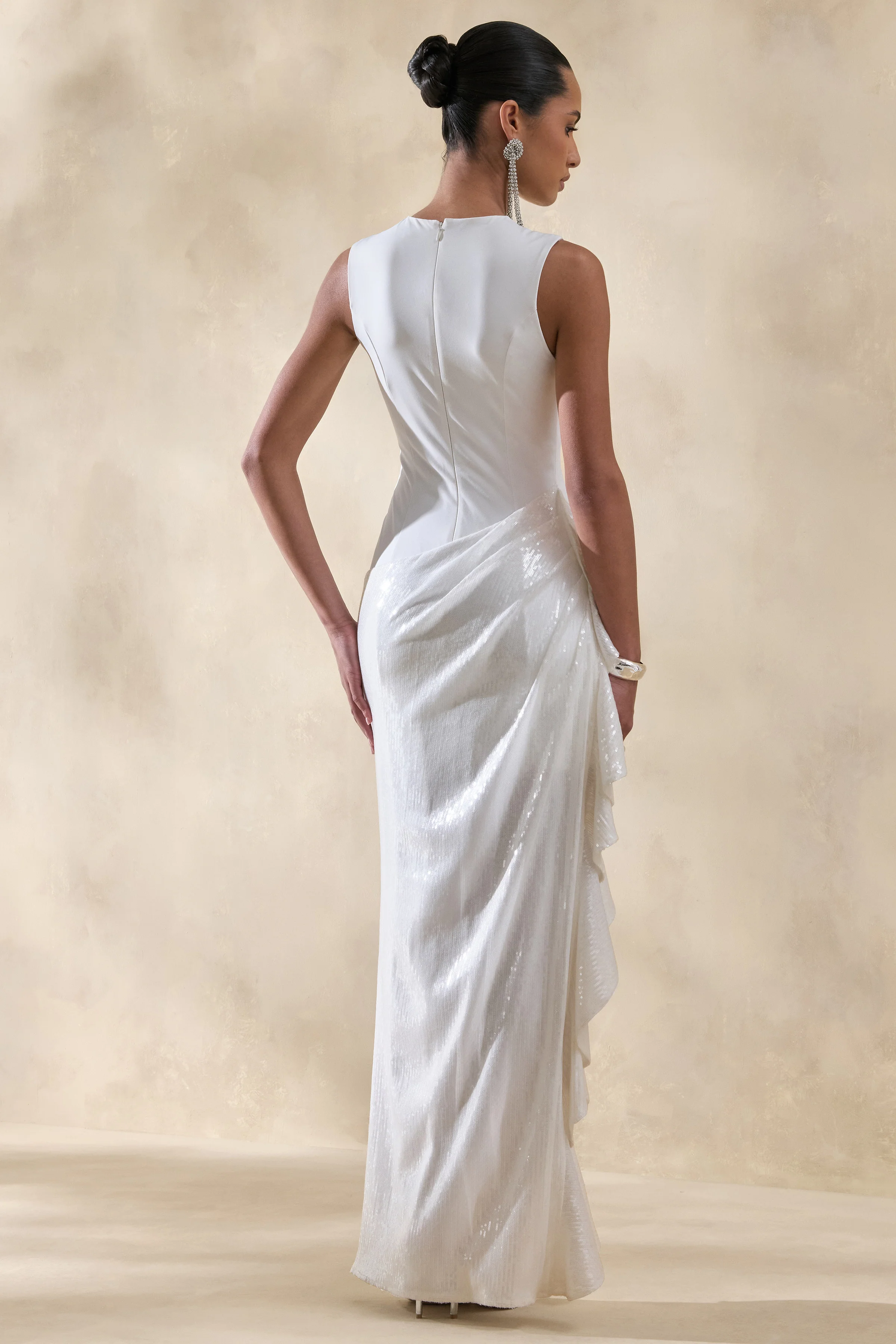 Ada | Robe longue blanche à encolure ronde avec jupe transparente et détails à volants - Image 2