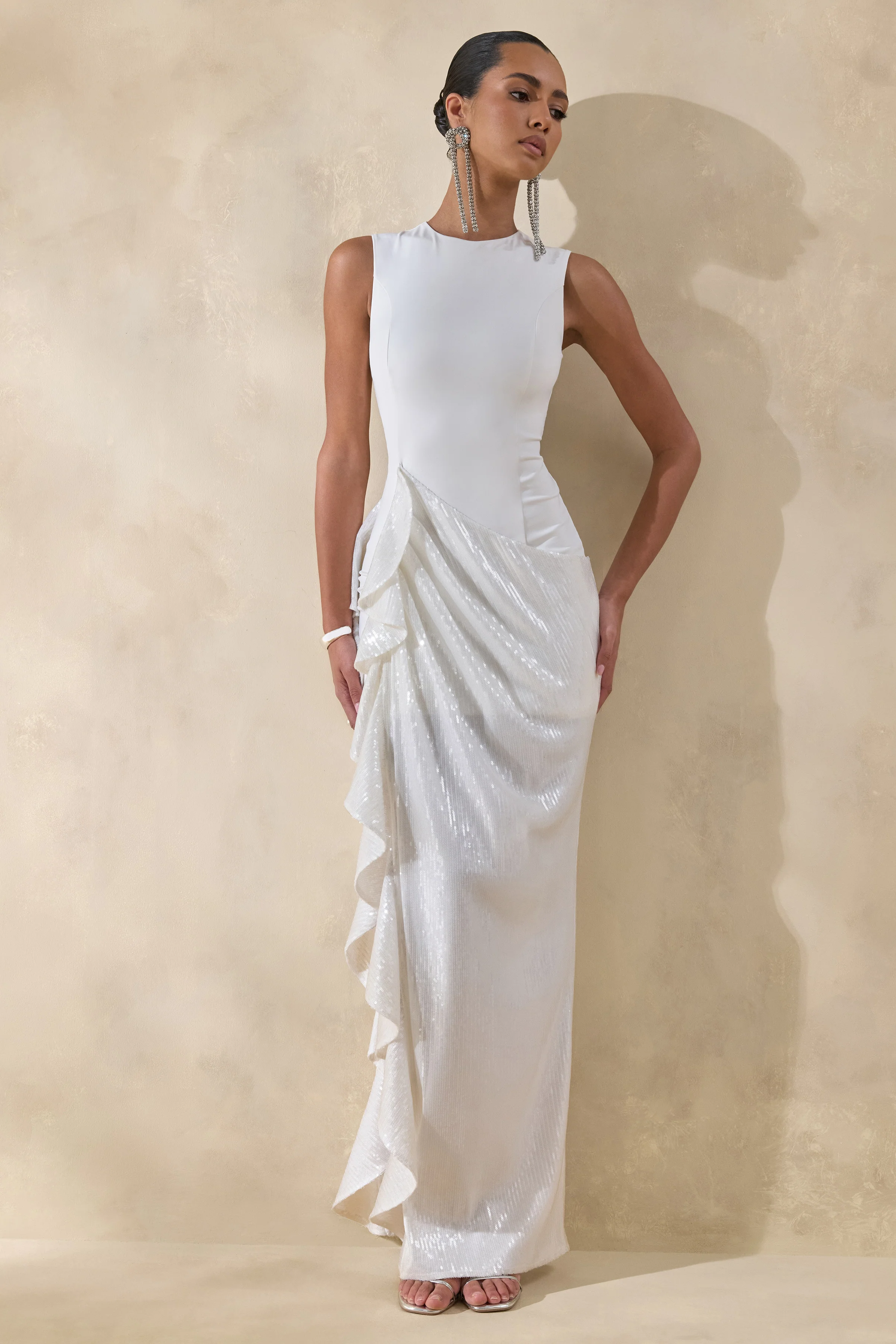 Ada | Robe longue blanche à encolure ronde avec jupe transparente et détails à volants - Image 8