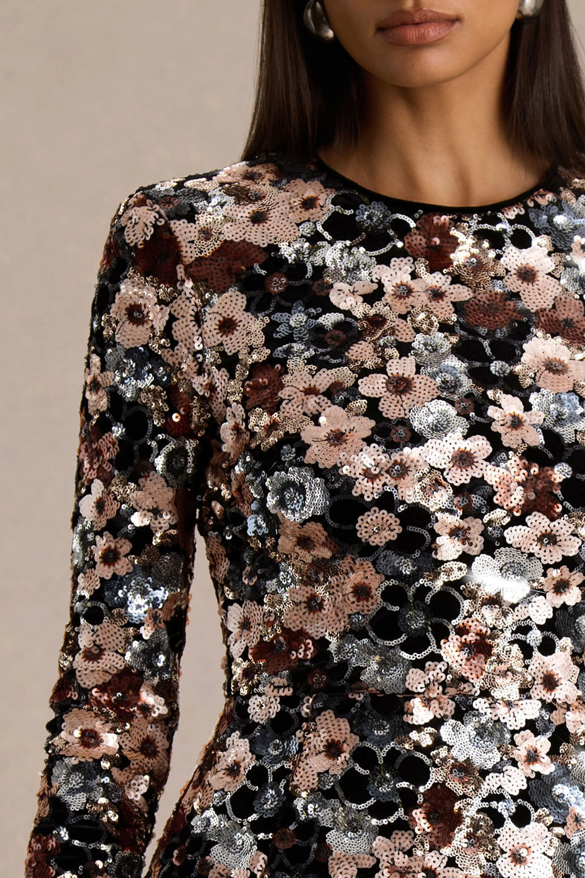 Adaline | Mini-robe noire en velours avec manches longues et détails floraux en sequins - Image 3