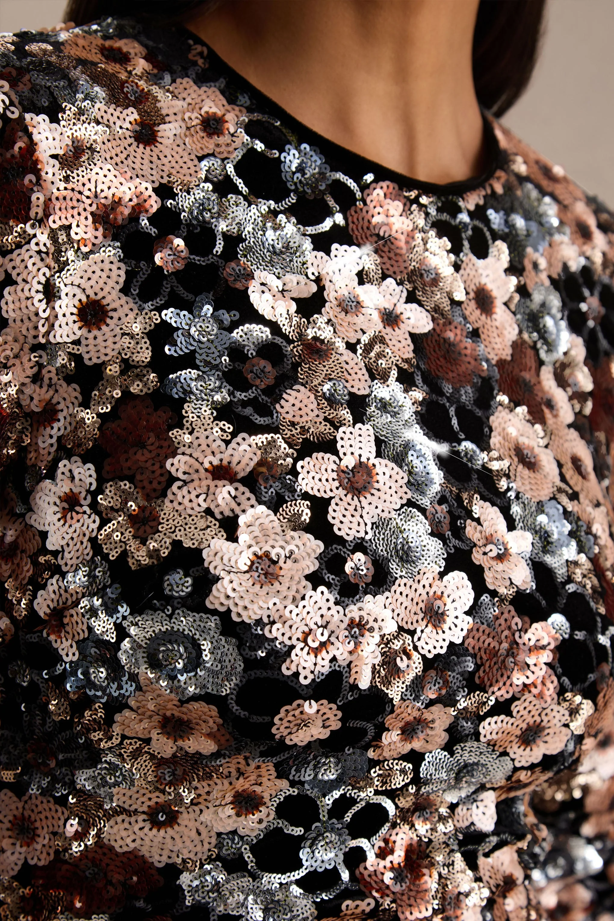 Adaline | Mini-robe noire en velours avec manches longues et détails floraux en sequins - Image 6