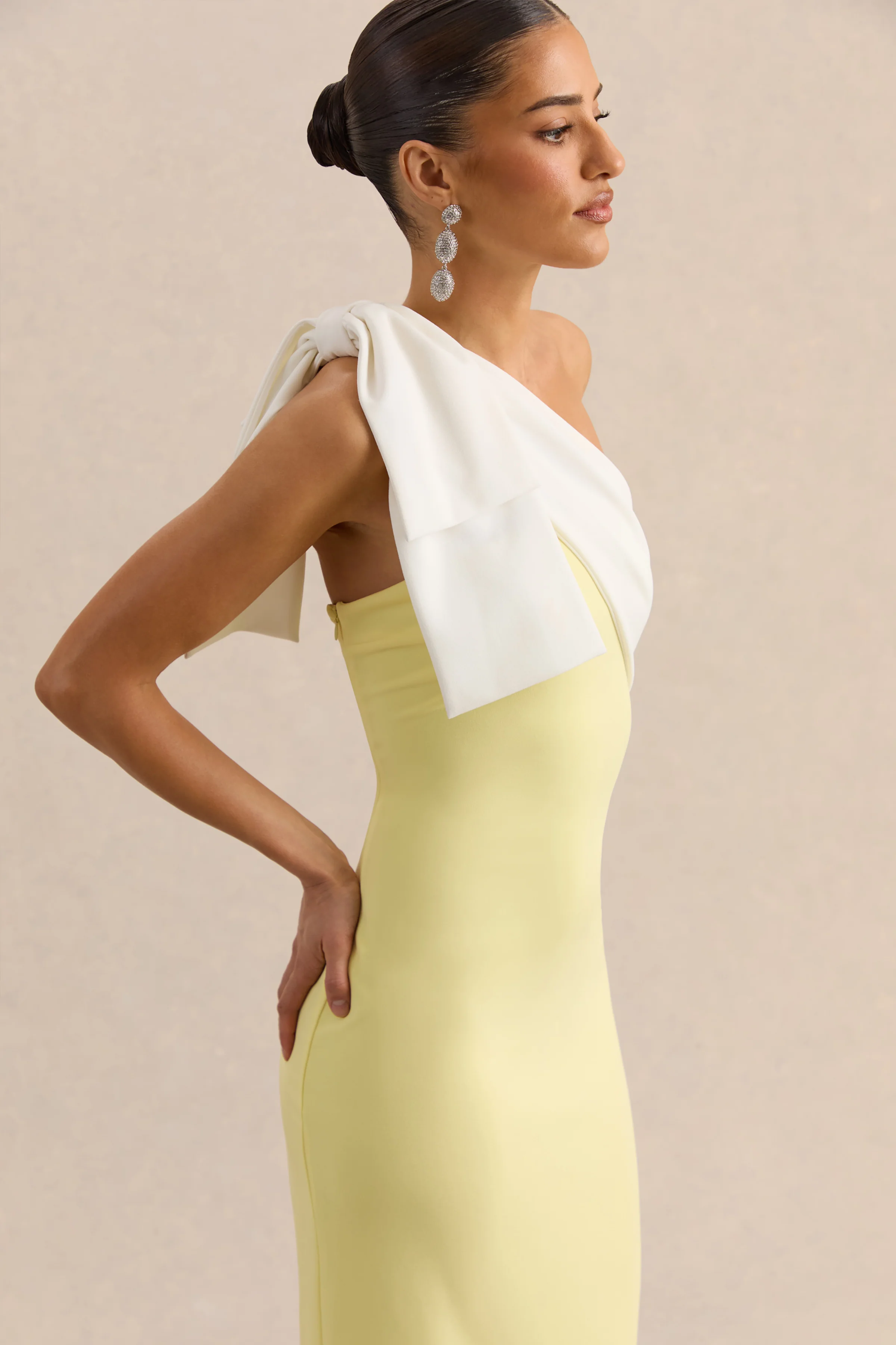 Adara | Robe longue citron et blanche à encolure asymétrique avec détail de nœud - Image 3