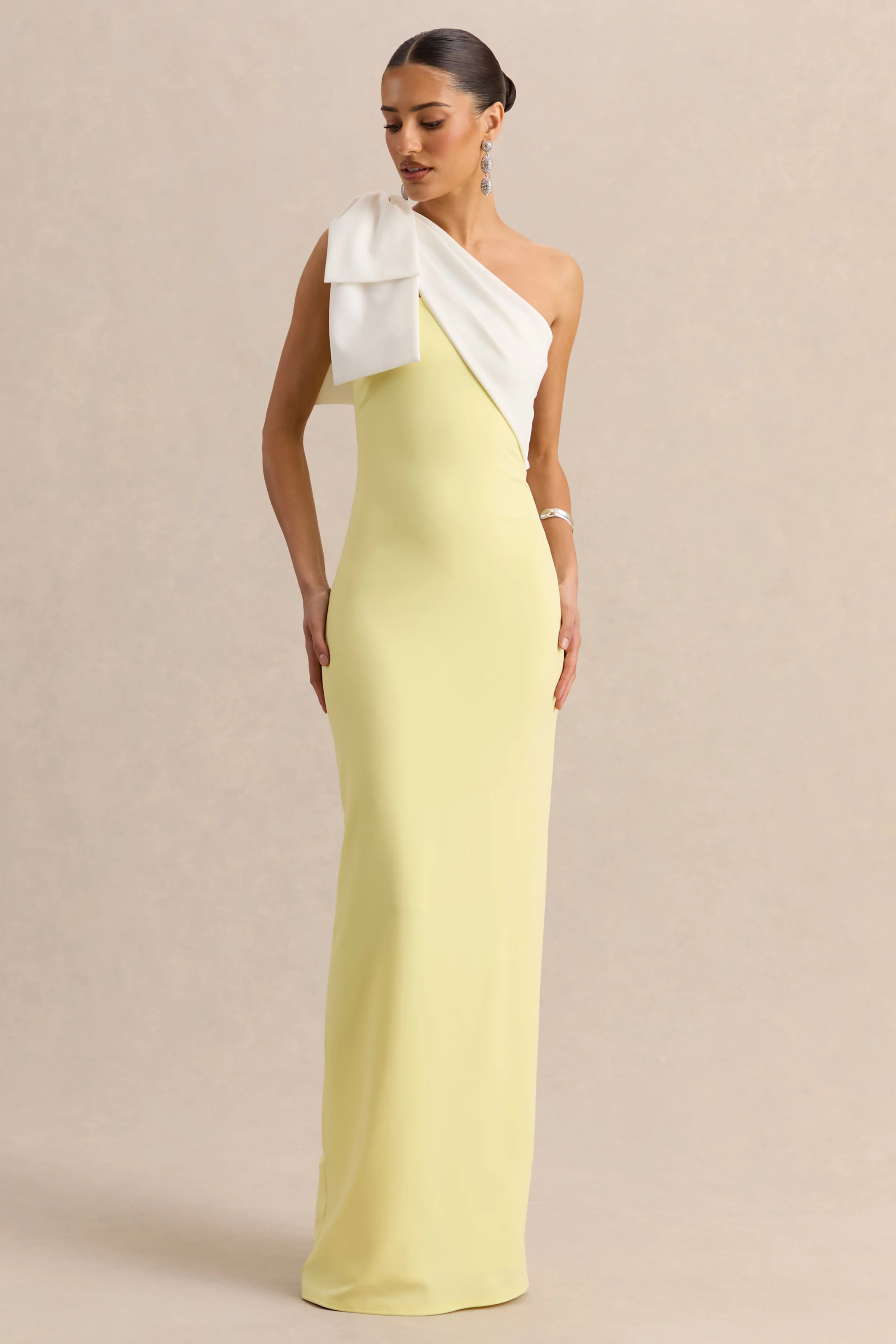 Adara | Robe longue citron et blanche à encolure asymétrique avec détail de nœud - Image 6
