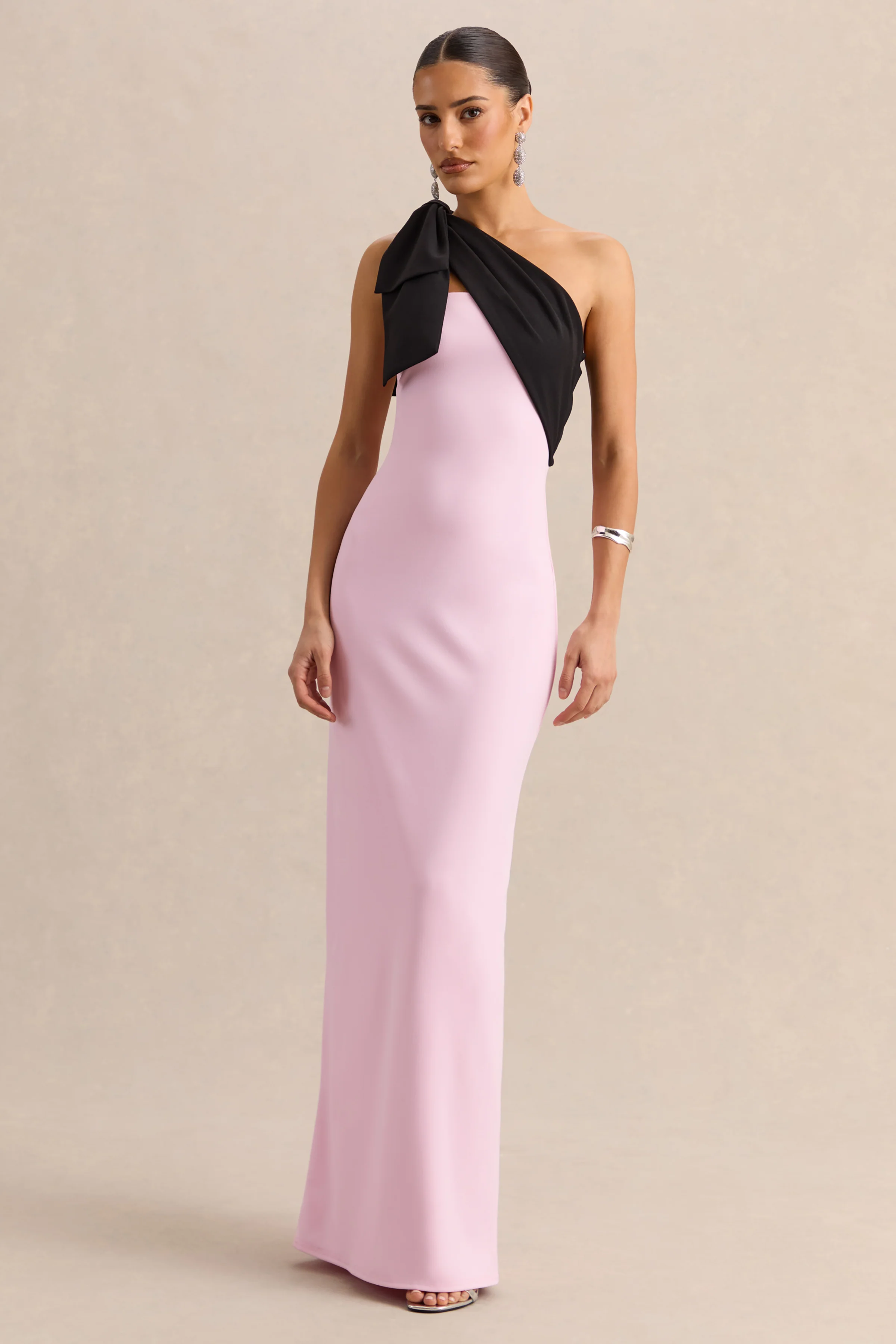 Adara | Robe longue rose et noire à encolure asymétrique avec détail nœud