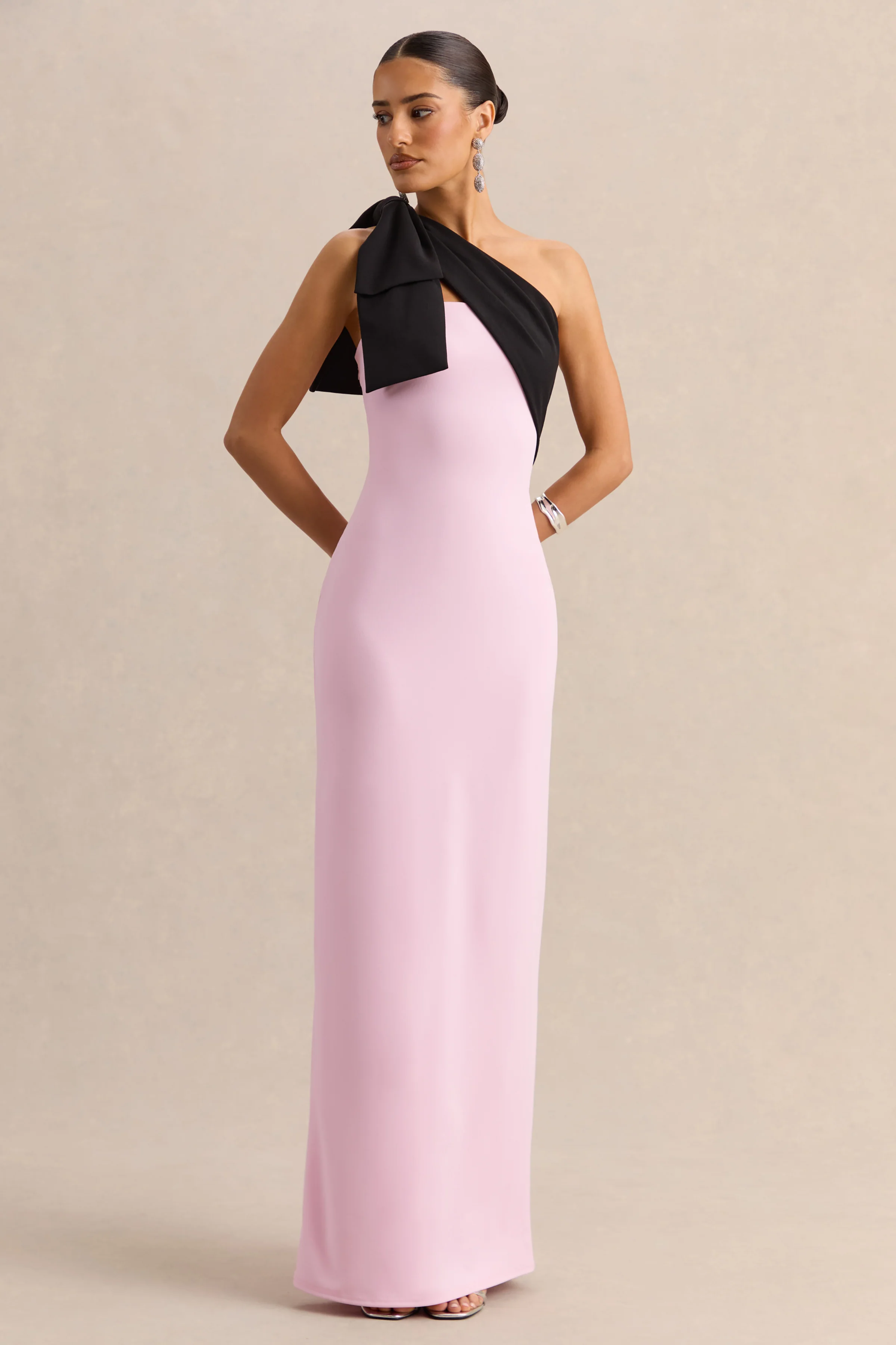Adara | Robe longue rose et noire à encolure asymétrique avec détail nœud - Image 5