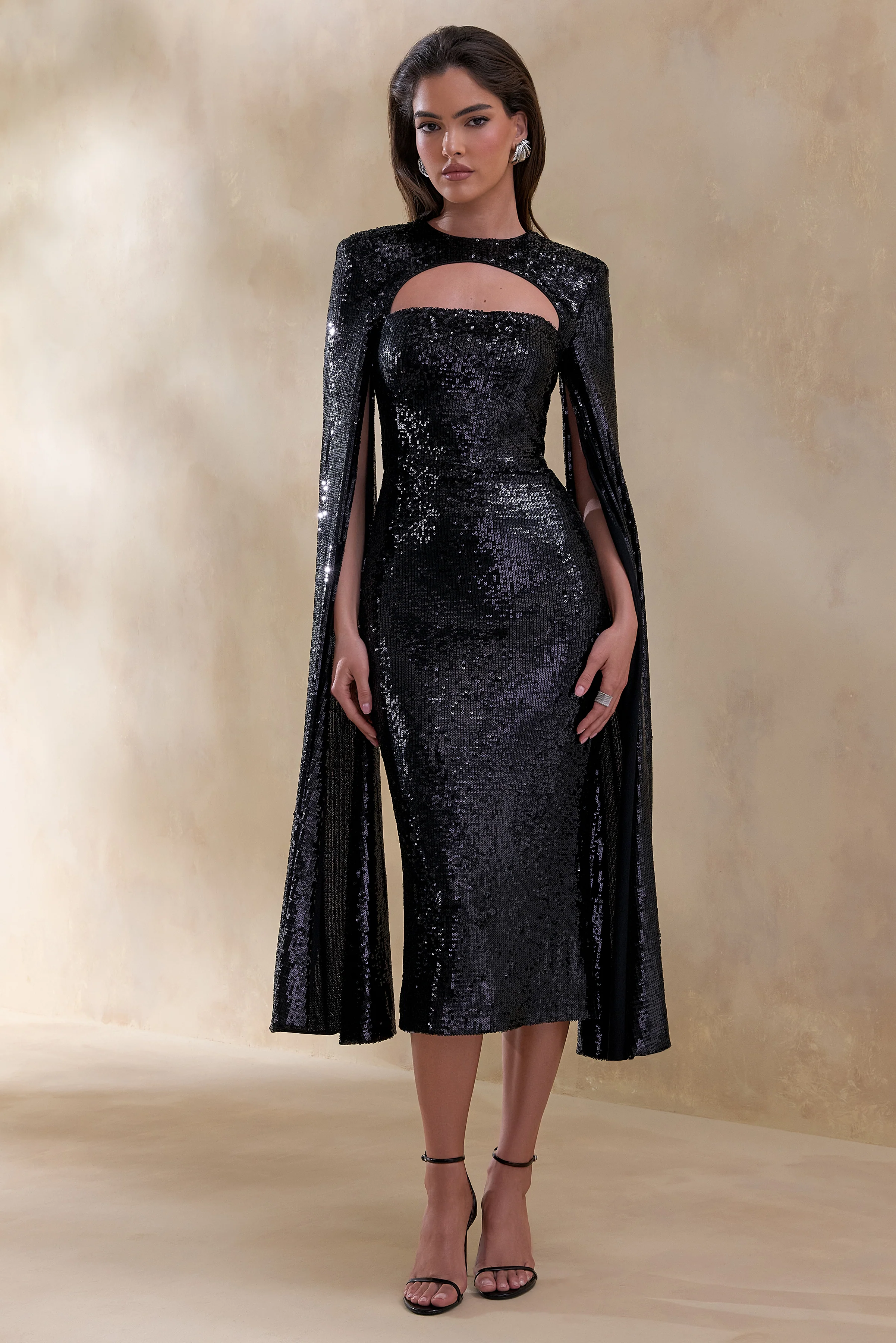 Adeline | Robe mi-longue noire à encolure ronde avec sequins et manches cape
