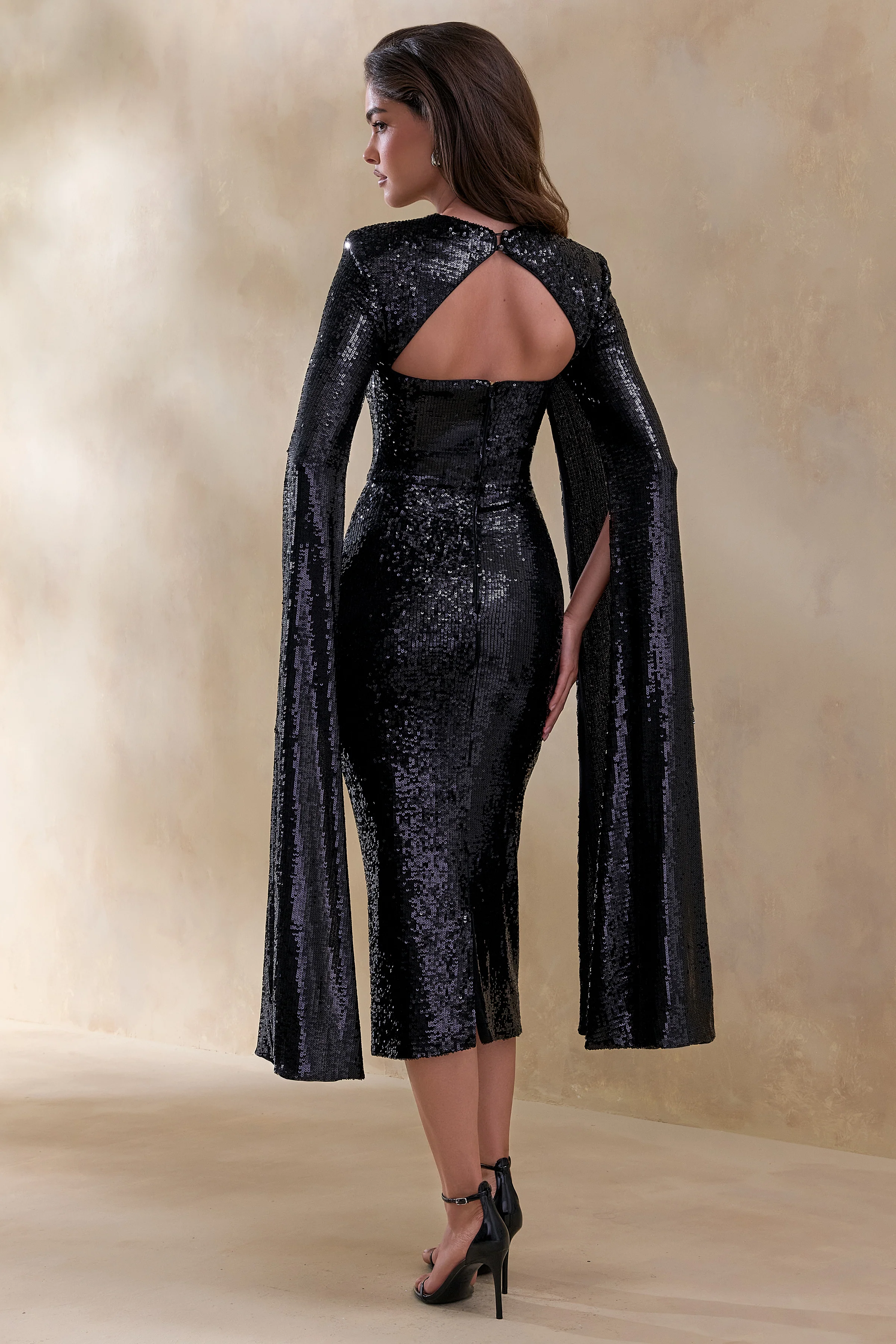 Adeline | Robe mi-longue noire à encolure ronde avec sequins et manches cape - Image 2