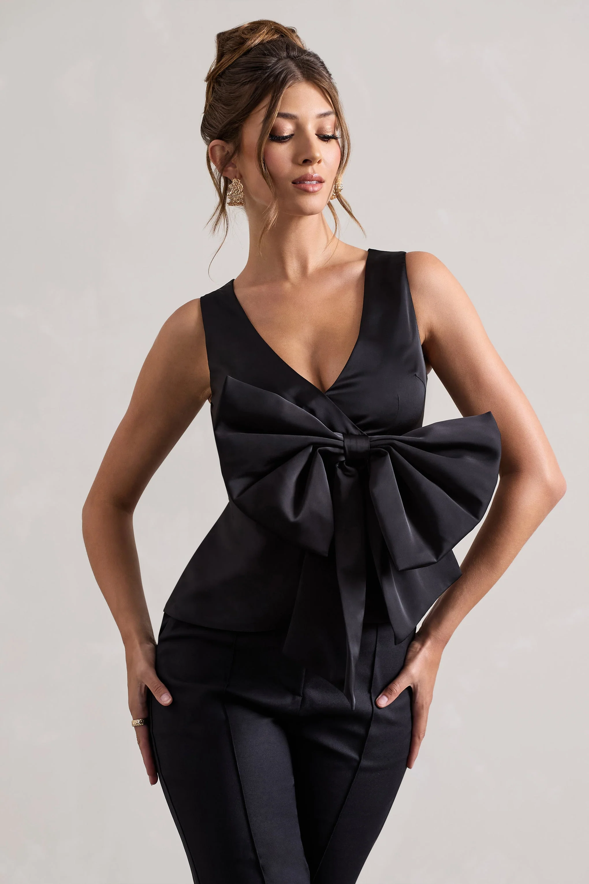 Adoration | Haut en satin noir décolleté plongeant et noeud