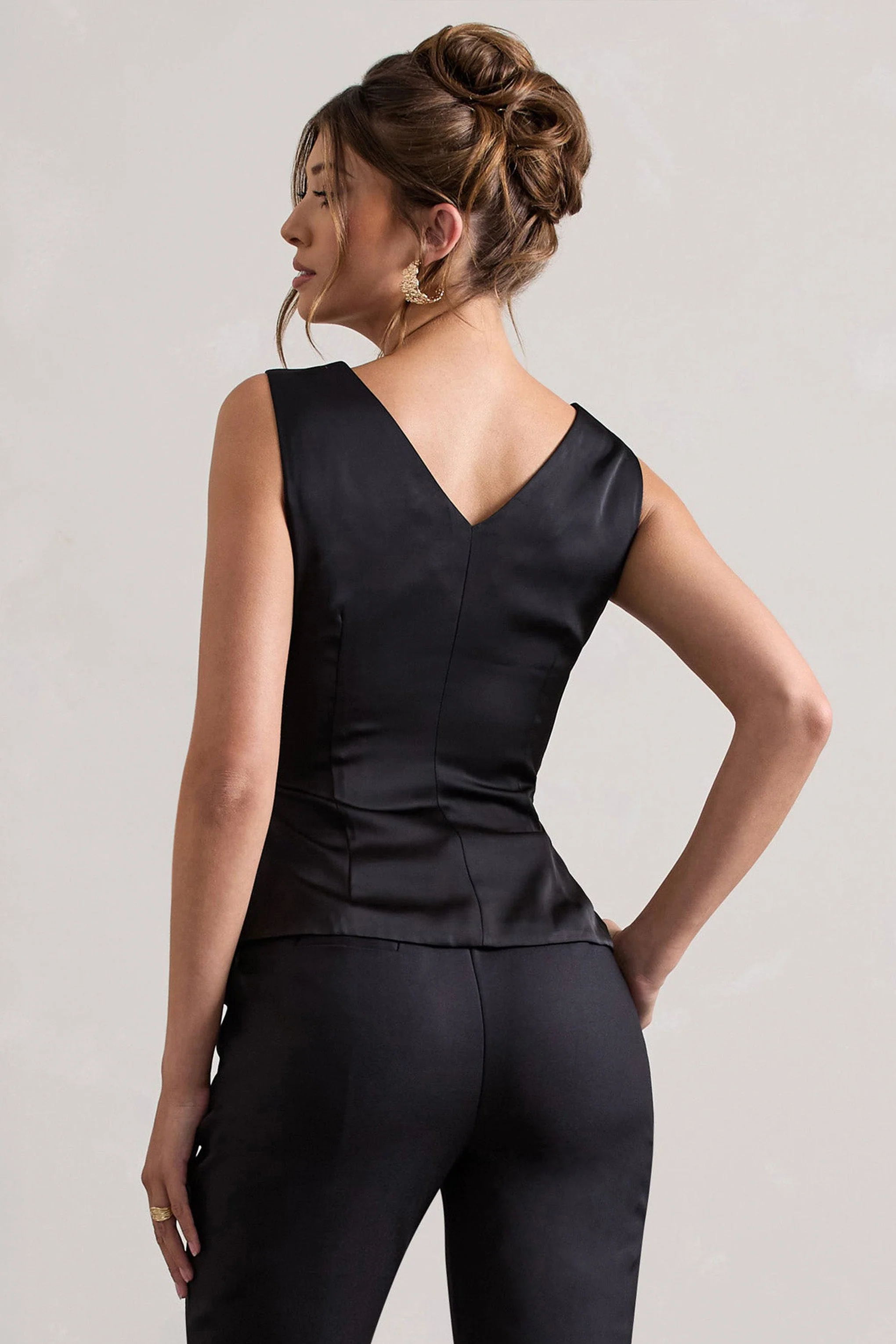Adoration | Haut en satin noir décolleté plongeant et noeud - Image 2