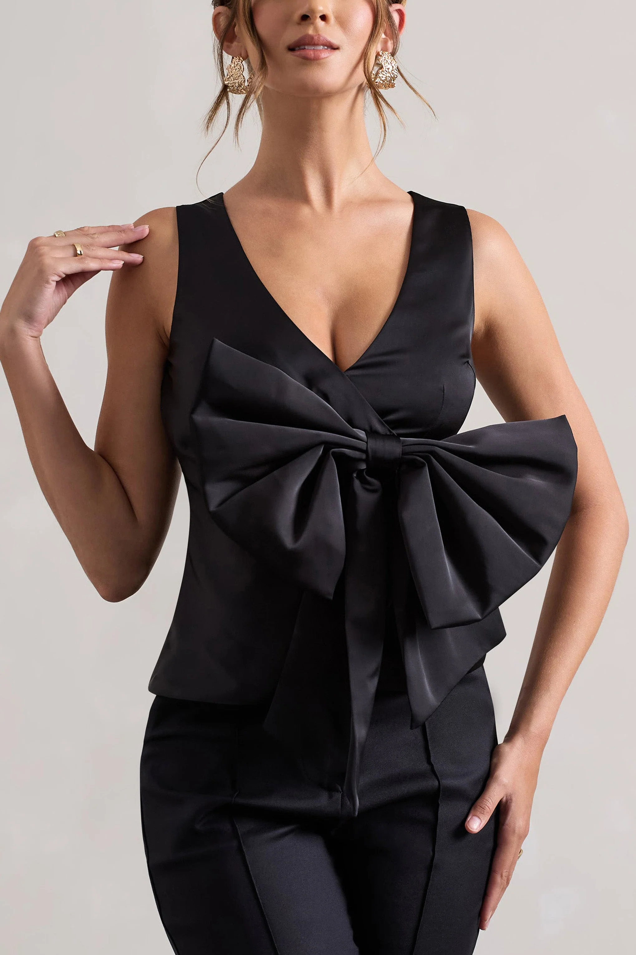 Adoration | Haut en satin noir décolleté plongeant et noeud - Image 3