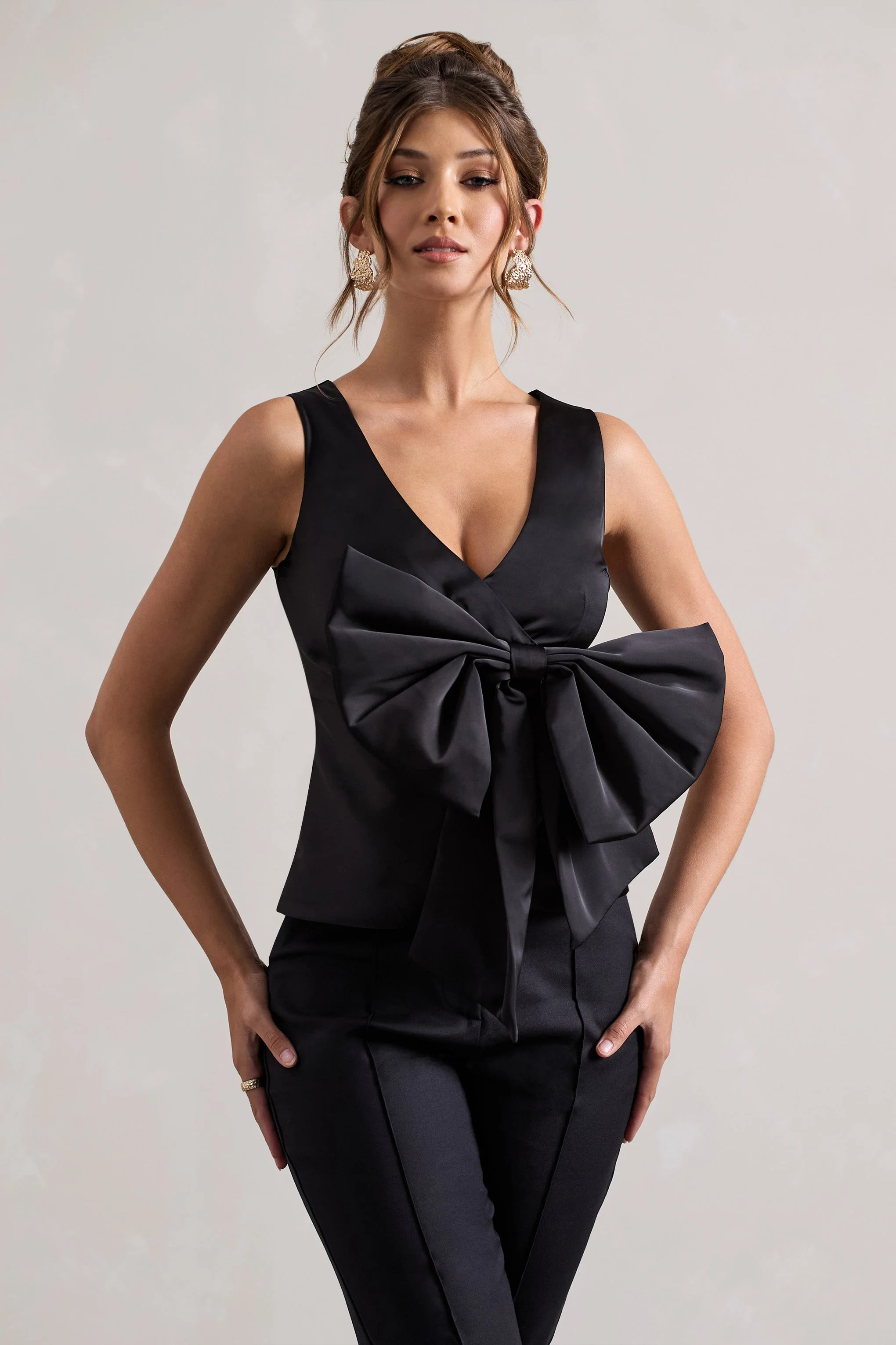 Adoration | Haut en satin noir décolleté plongeant et noeud - Image 4