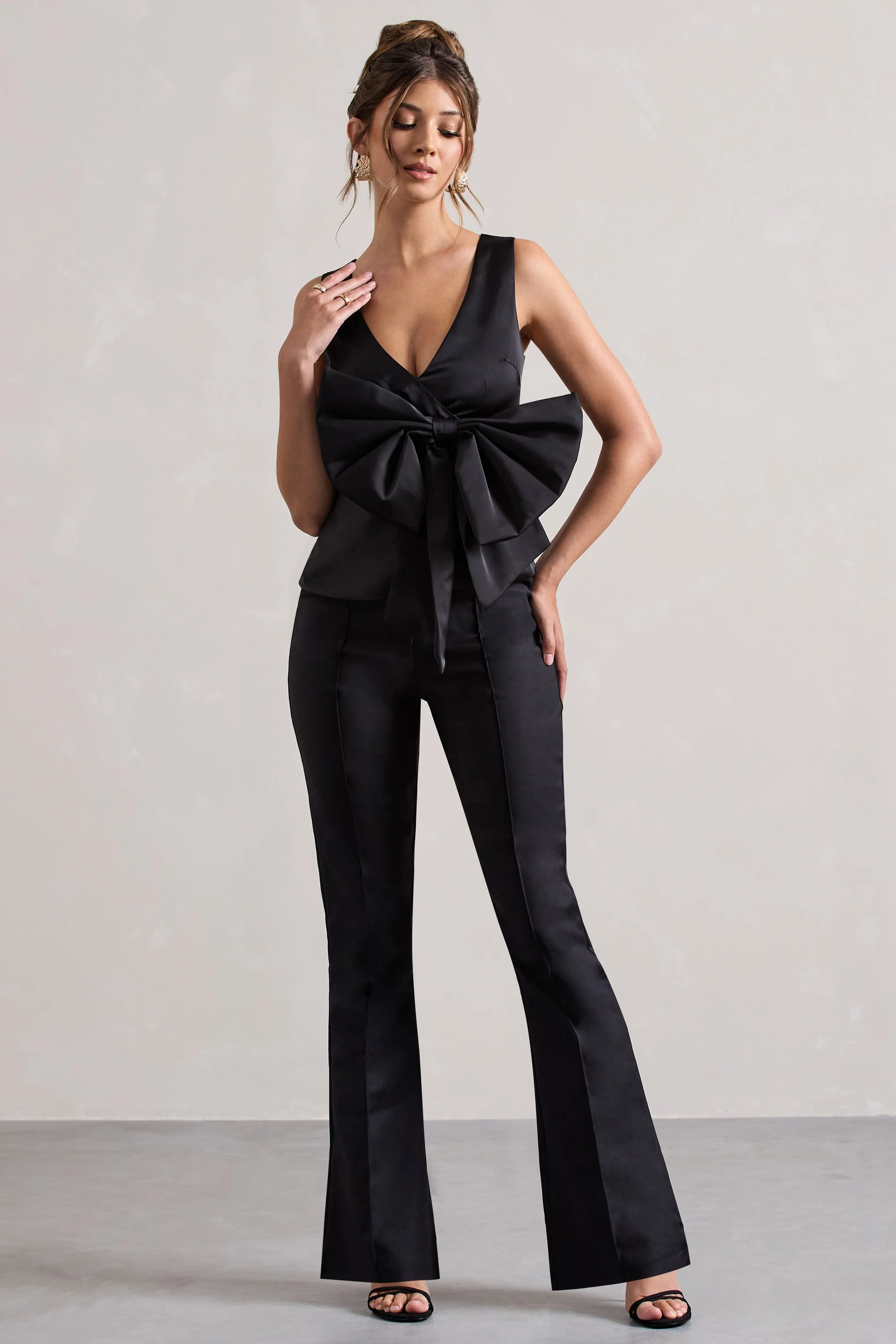 Adoration | Haut en satin noir décolleté plongeant et noeud - Image 5
