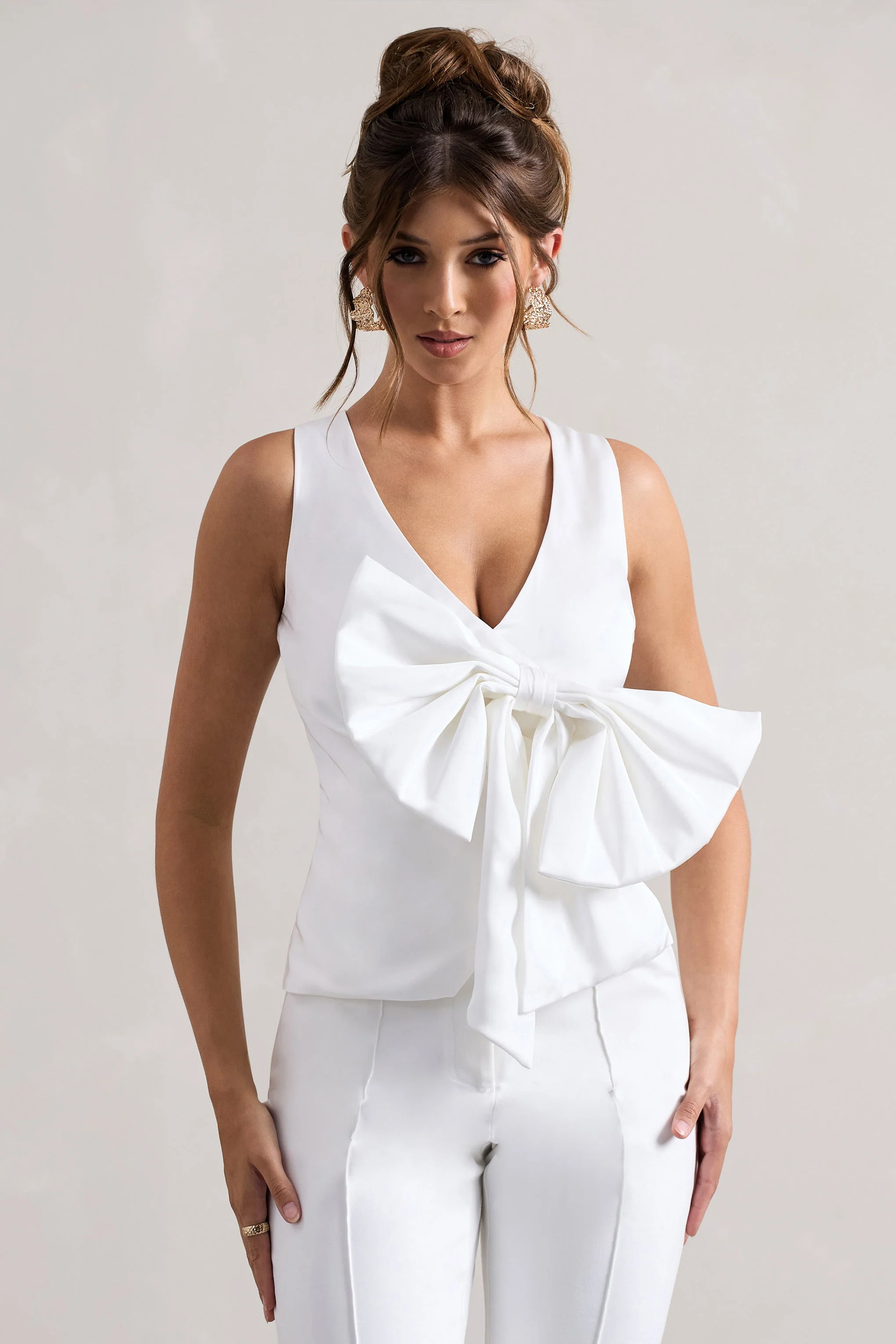 Adoration | Haut en satin noir décolleté plongeant et noeud - Image 5