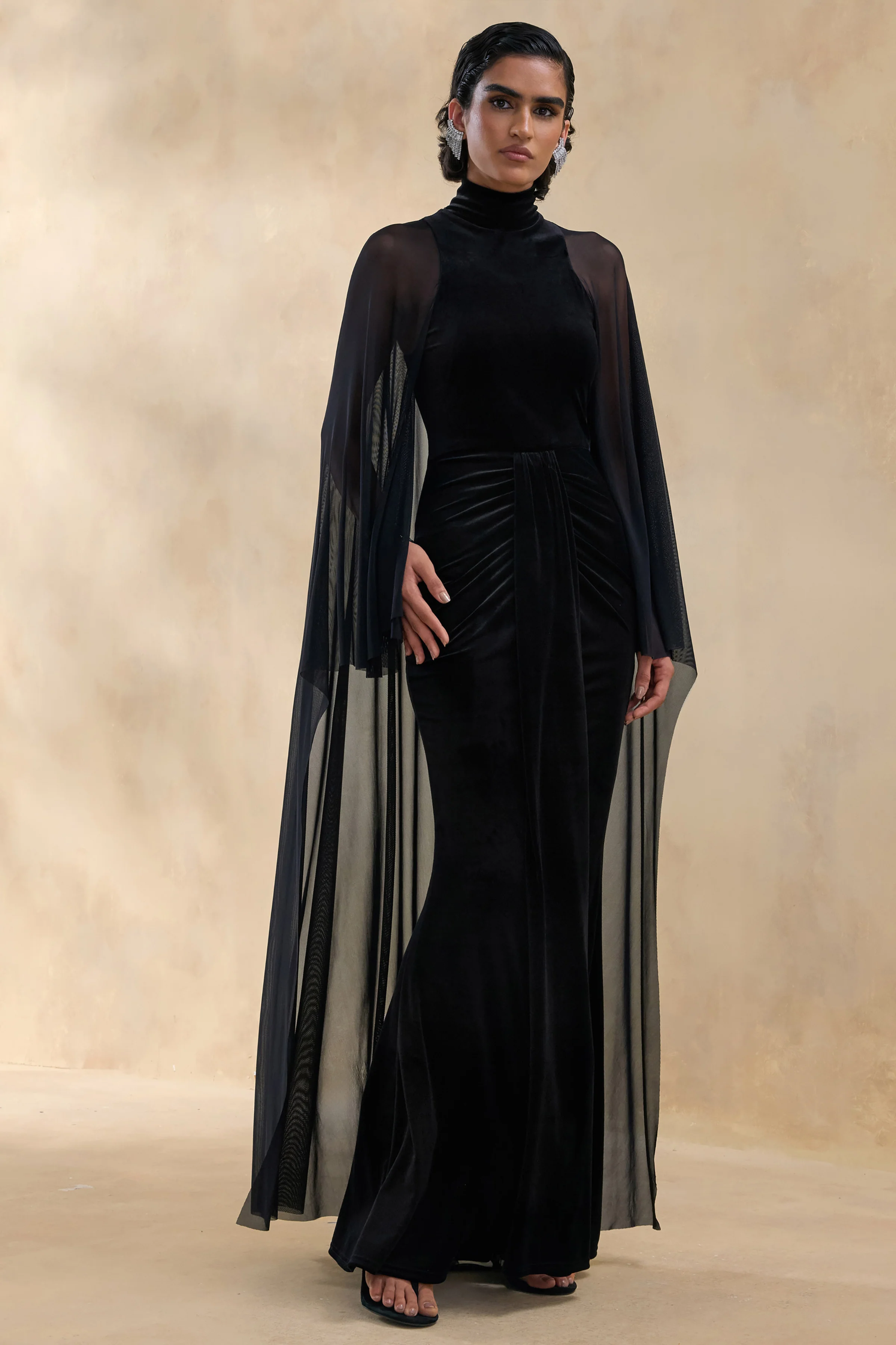 Adoring | Robe longue noire en velours à encolure haute avec cape