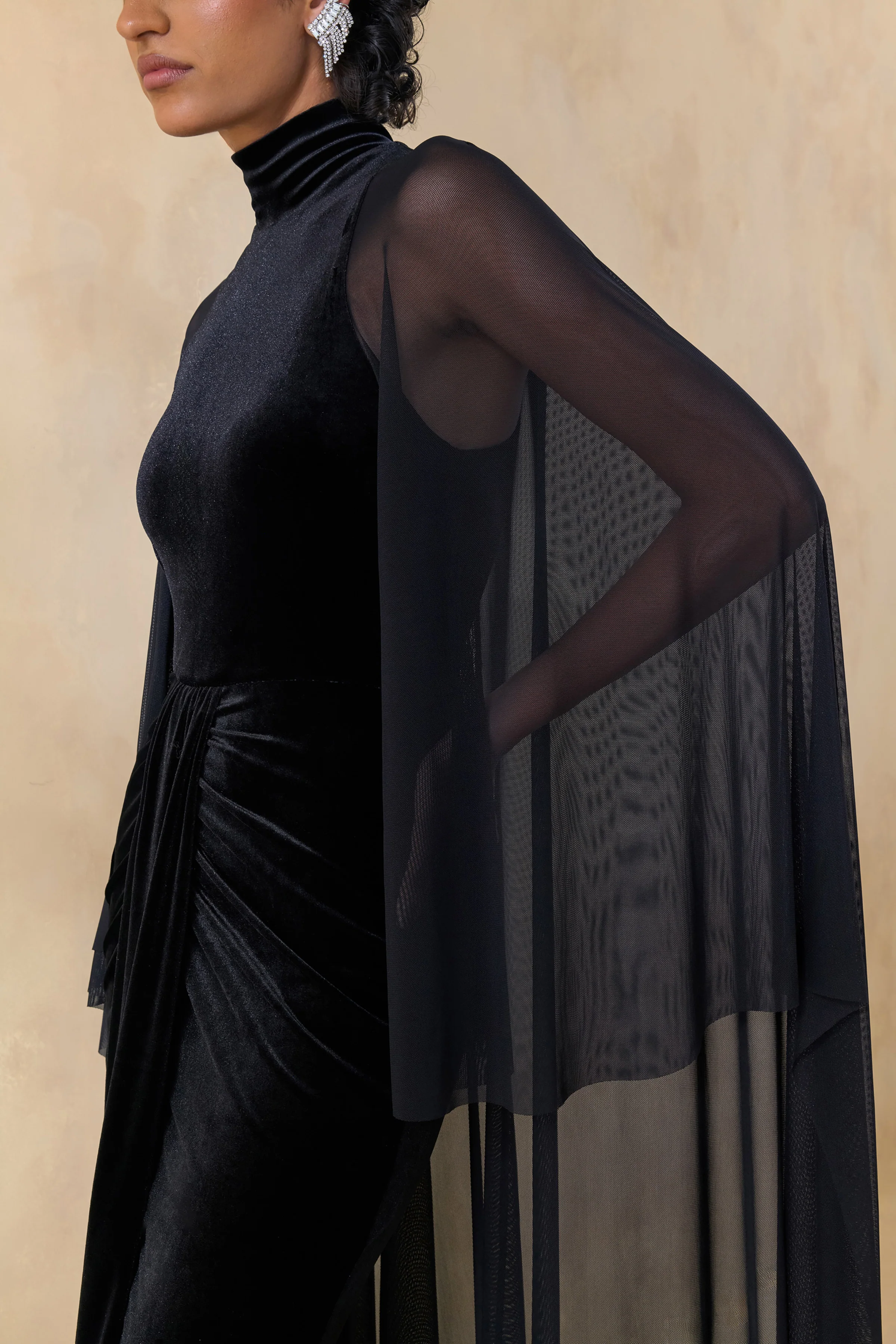 Adoring | Robe longue noire en velours à encolure haute avec cape - Image 2