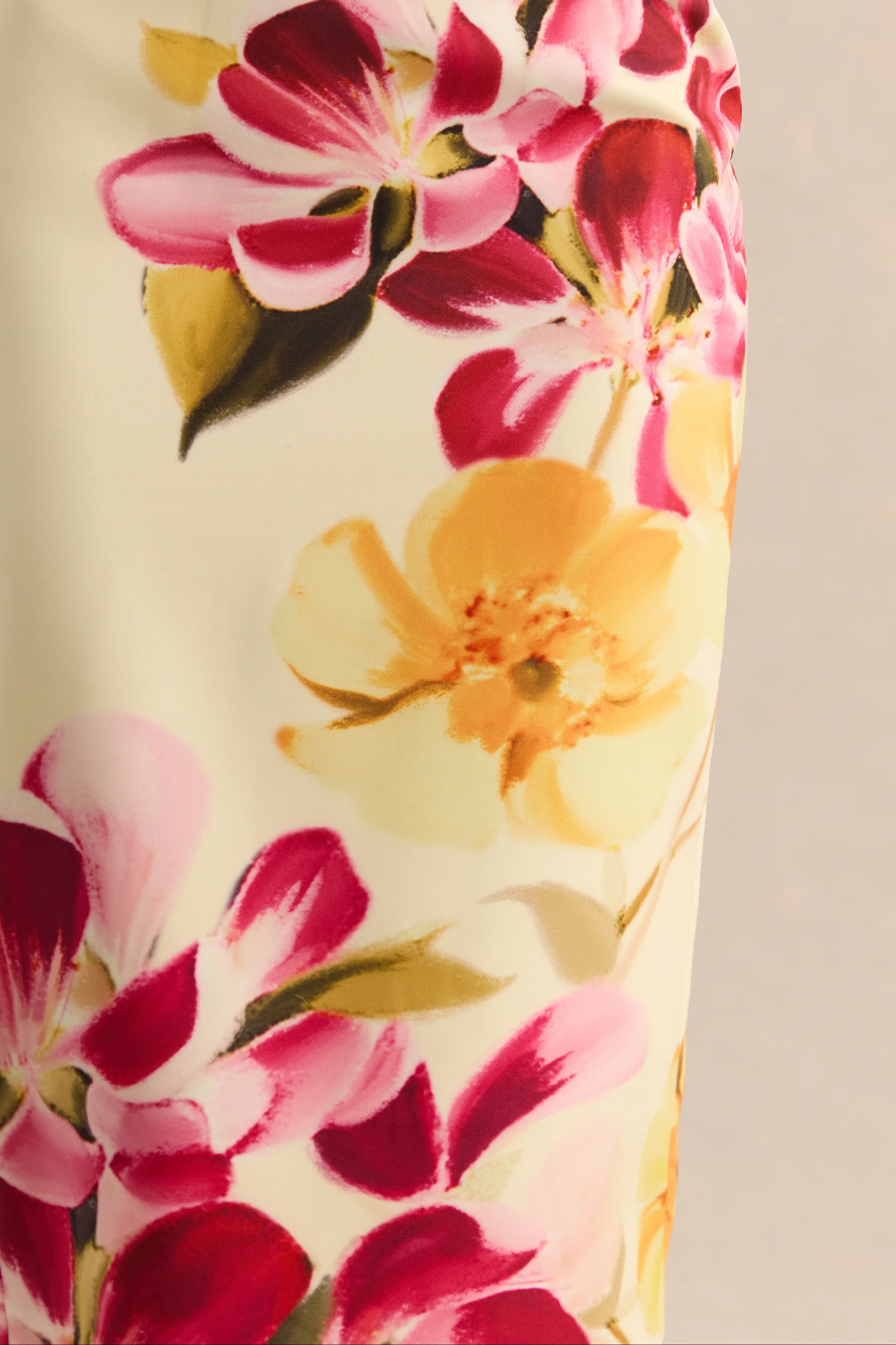 Adrina | Robe mi-longue à une épaule drapée avec imprimé floral rose fuchsia et citron - Image 6