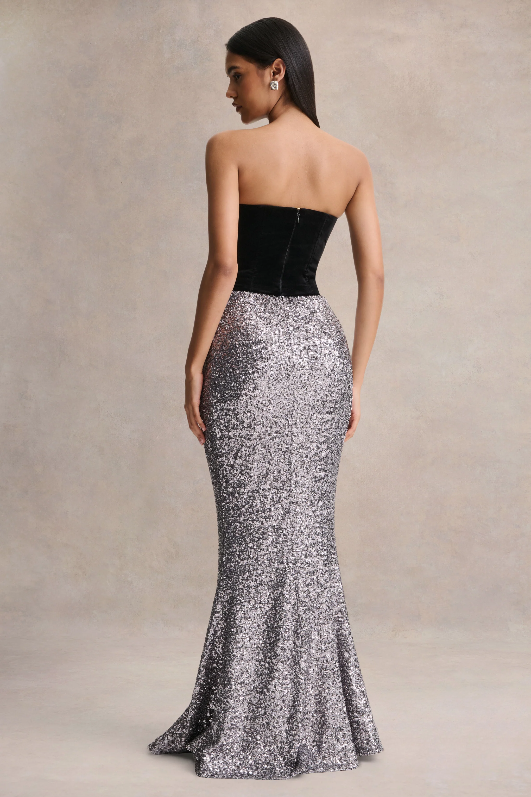 Aeris | Robe longue en velours noir et sequins argentés à décolleté plongeant - Image 2