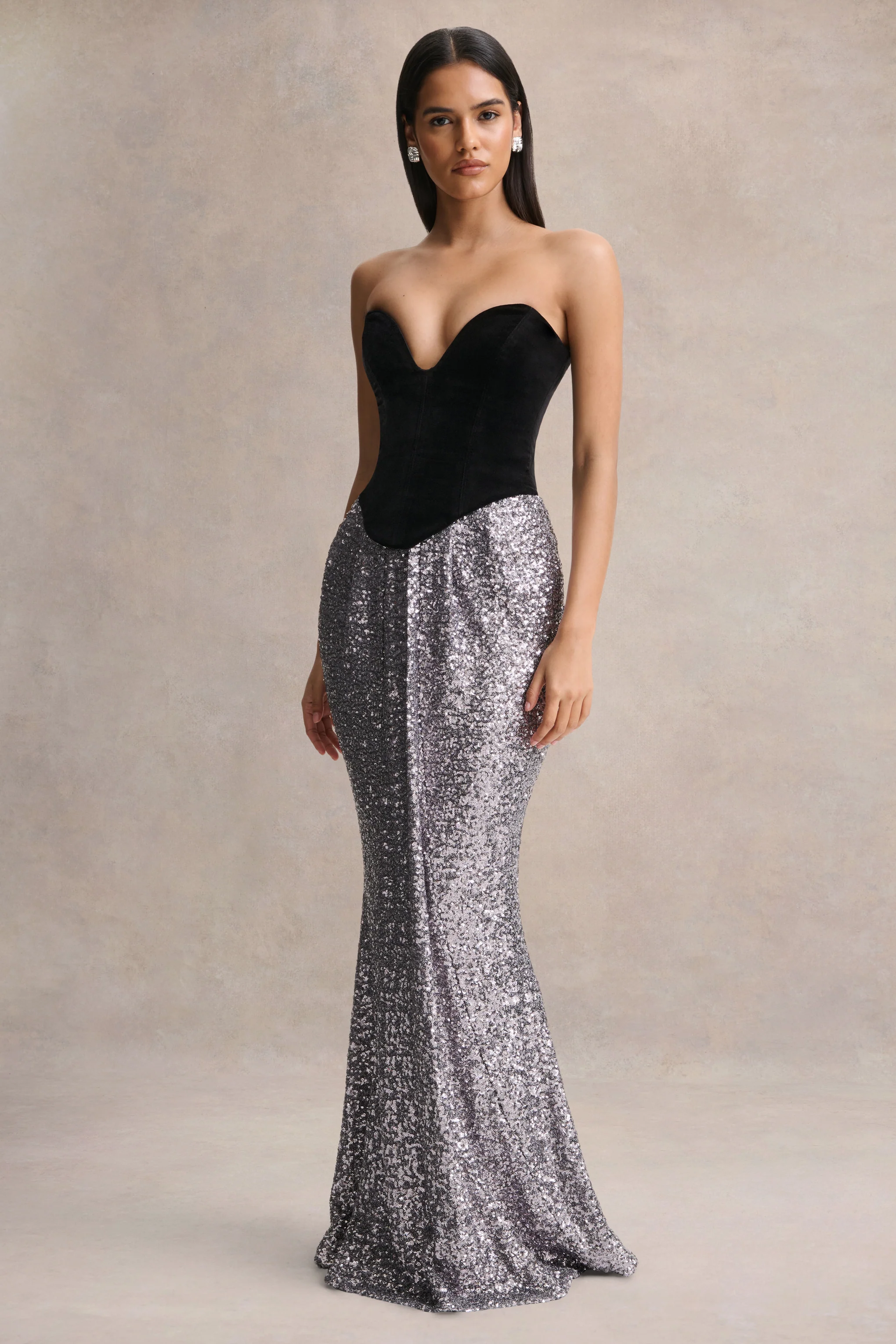 Aeris | Robe longue en velours noir et sequins argentés à décolleté plongeant - Image 4