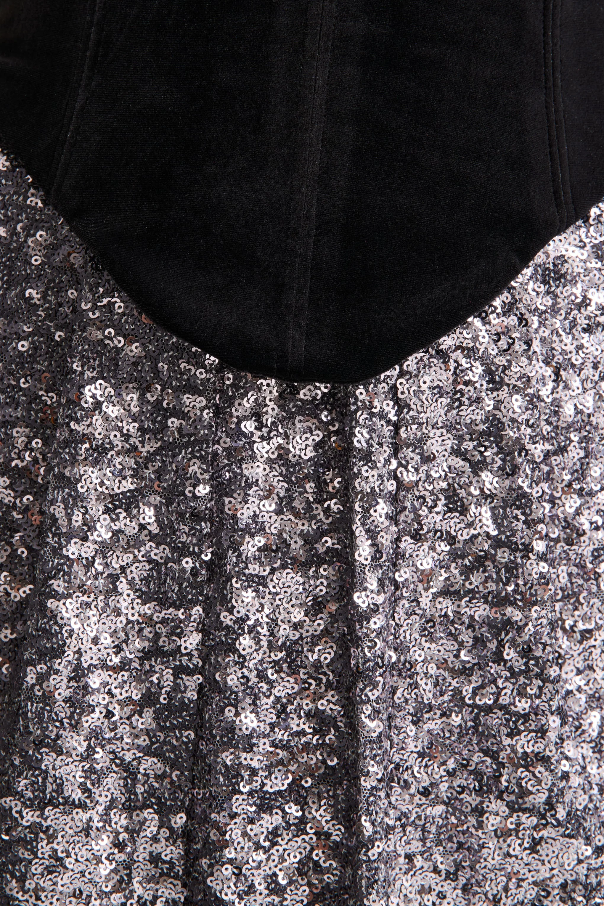 Aeris | Robe longue en velours noir et sequins argentés à décolleté plongeant - Image 7