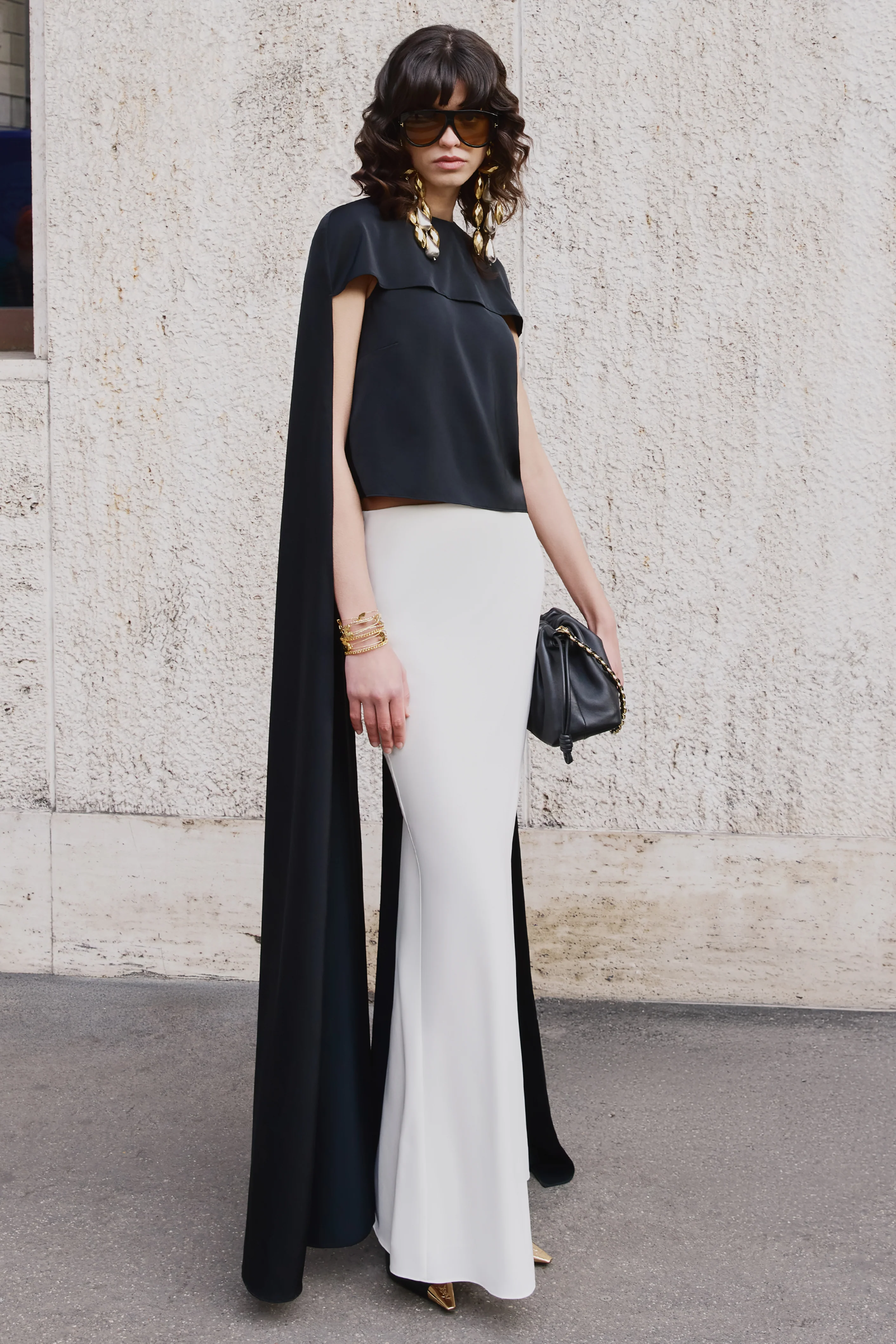 Aetheria | Top noir en satin à encolure haute avec cape