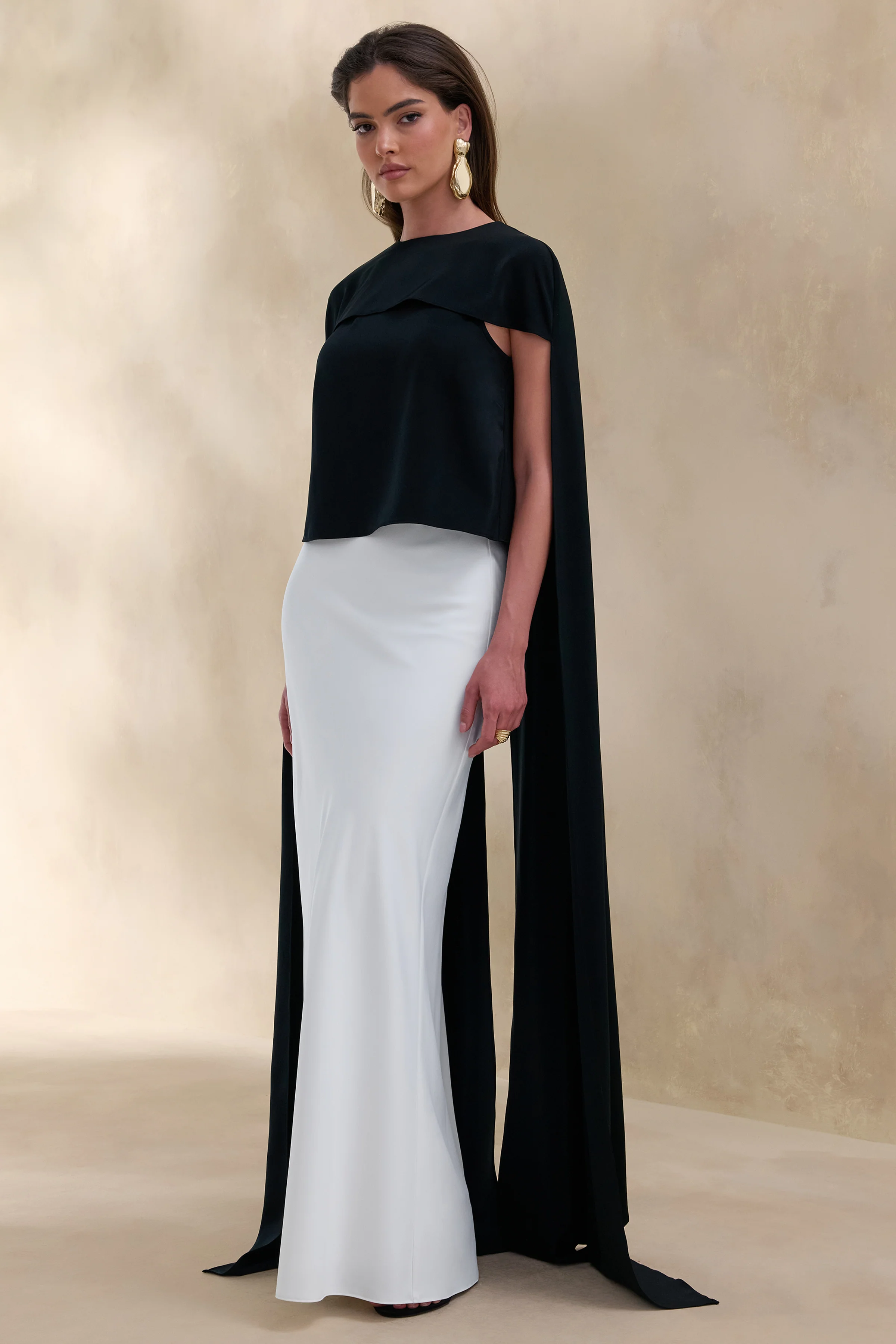 Aetheria | Top noir en satin à encolure haute avec cape - Image 2
