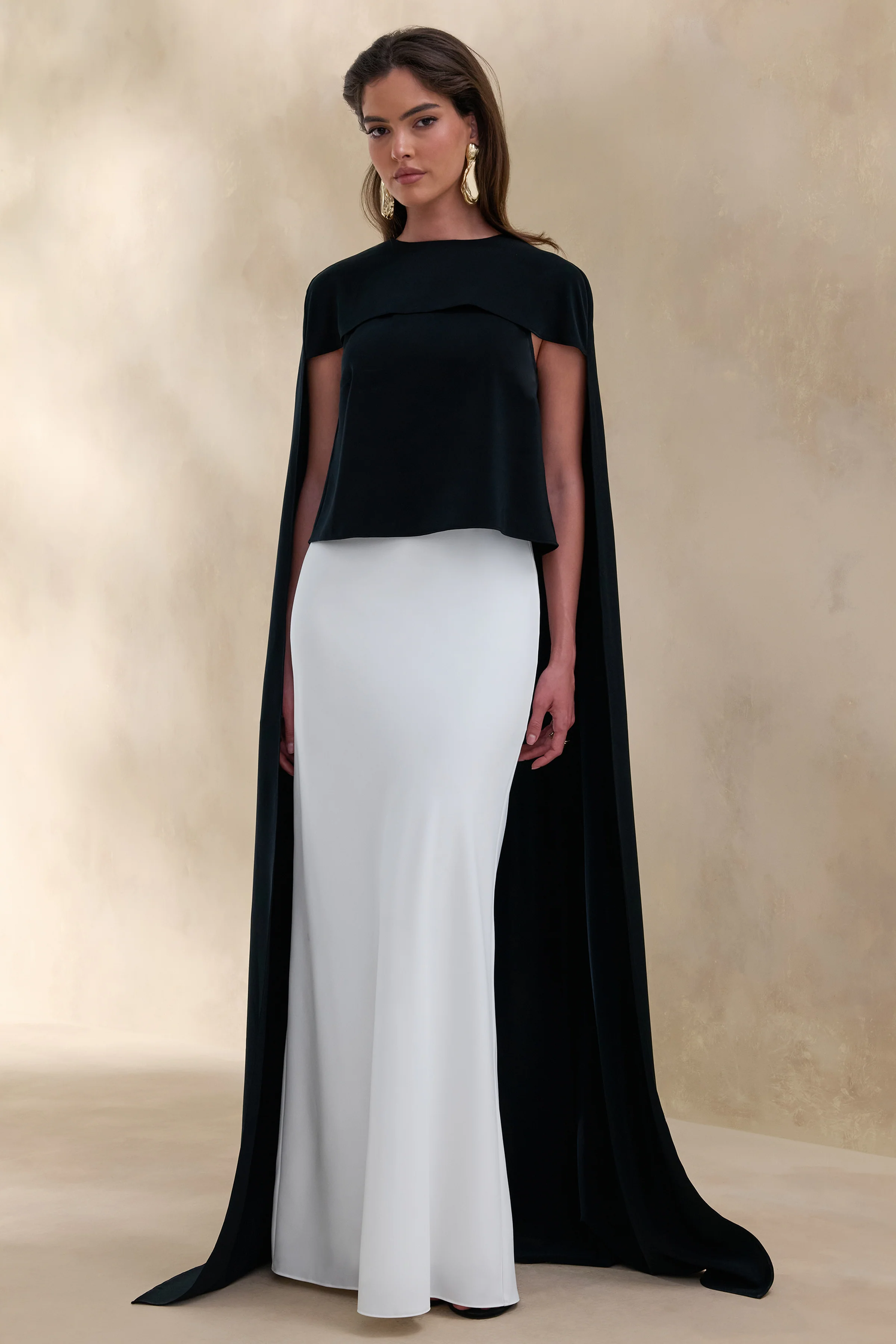 Aetheria | Top noir en satin à encolure haute avec cape - Image 5