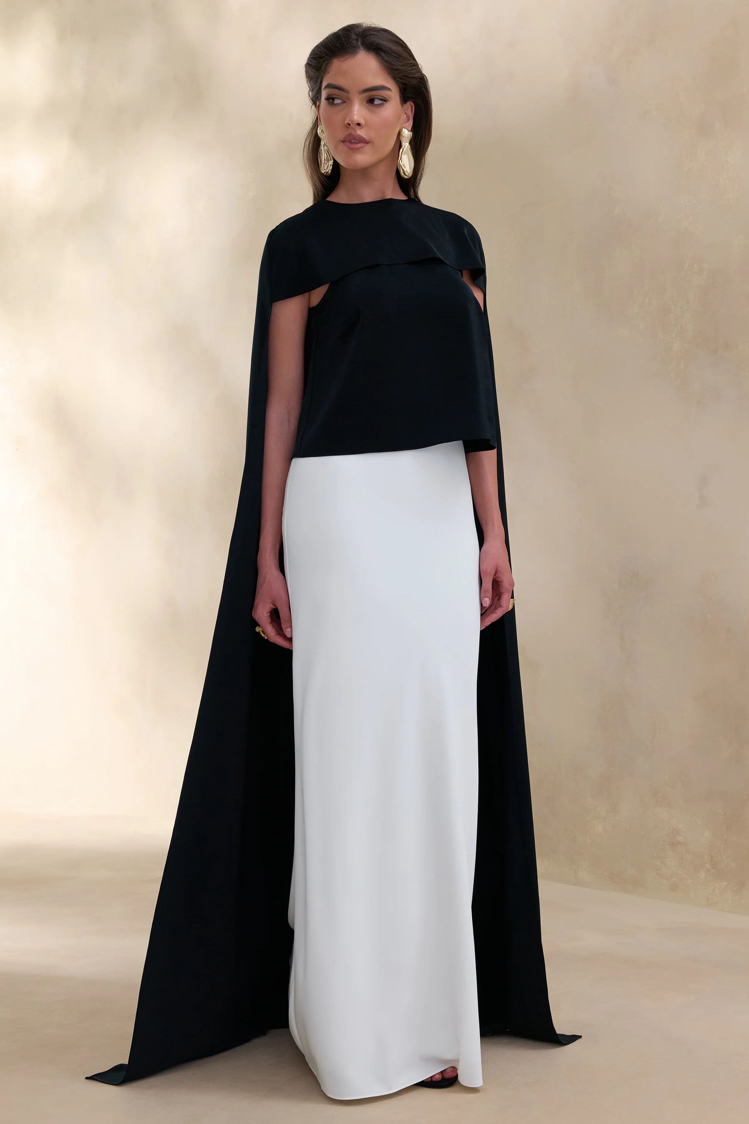 Aetheria | Top noir en satin à encolure haute avec cape - Image 6