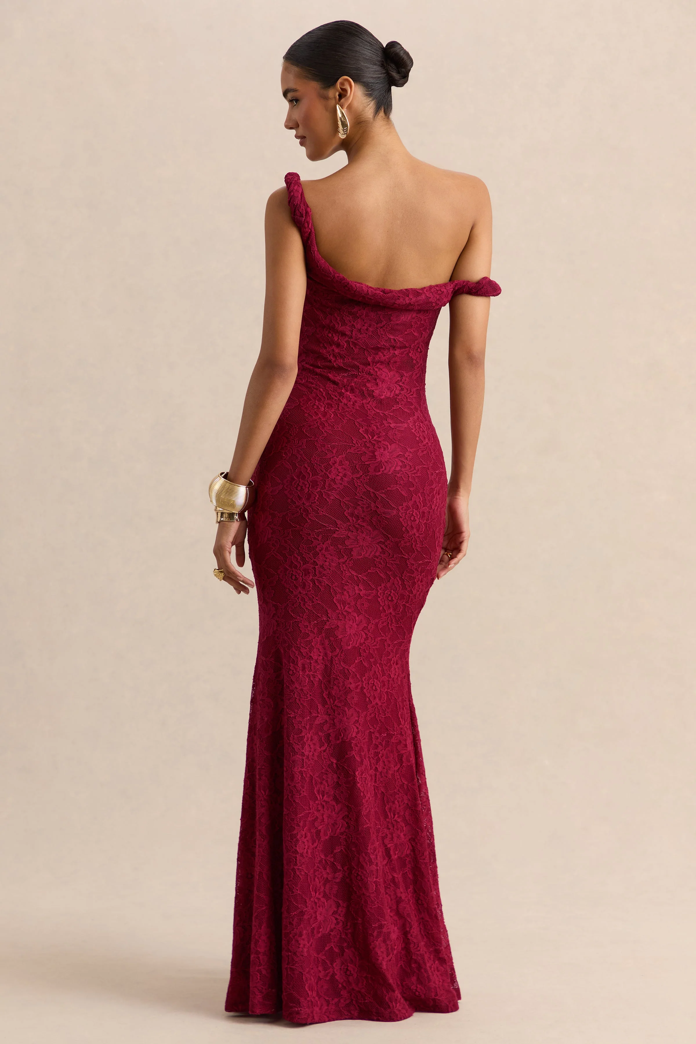 Afina | Robe longue en dentelle bordeaux à encolure asymétrique - Image 2