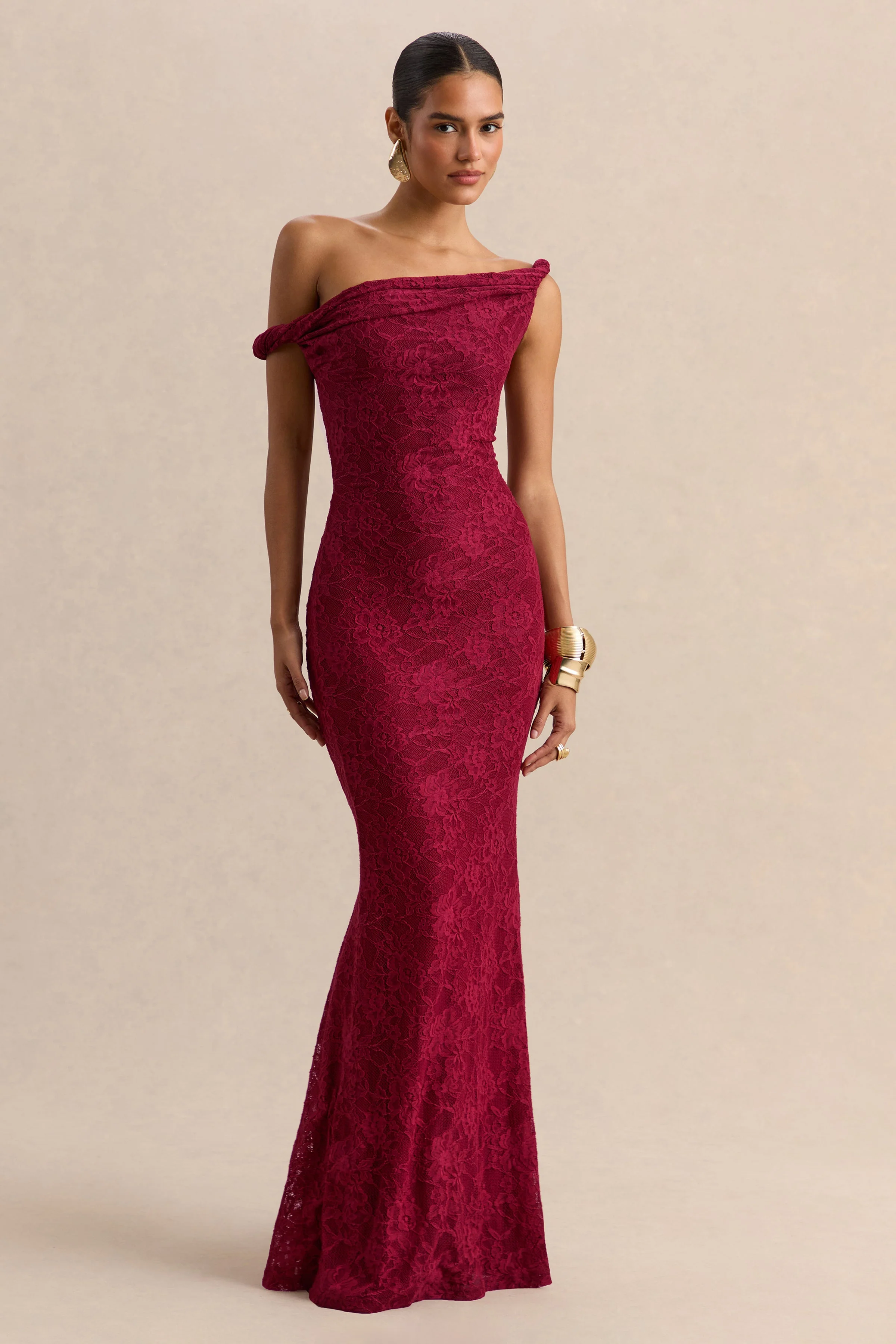 Afina | Robe longue en dentelle bordeaux à encolure asymétrique - Image 4