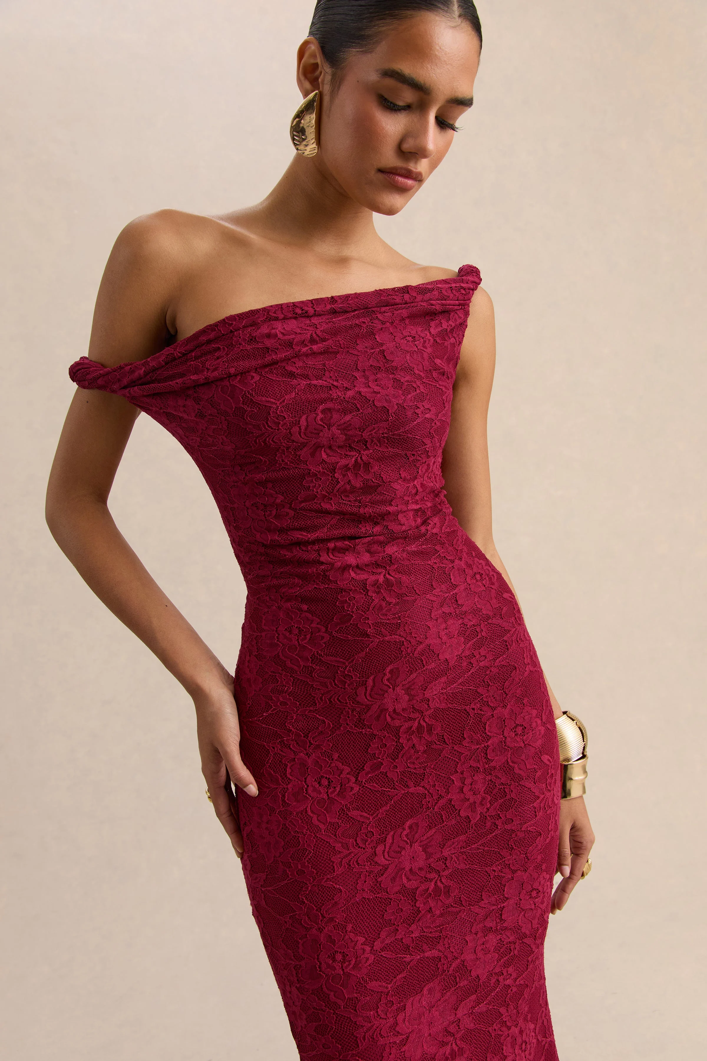 Afina | Robe longue en dentelle bordeaux à encolure asymétrique - Image 5