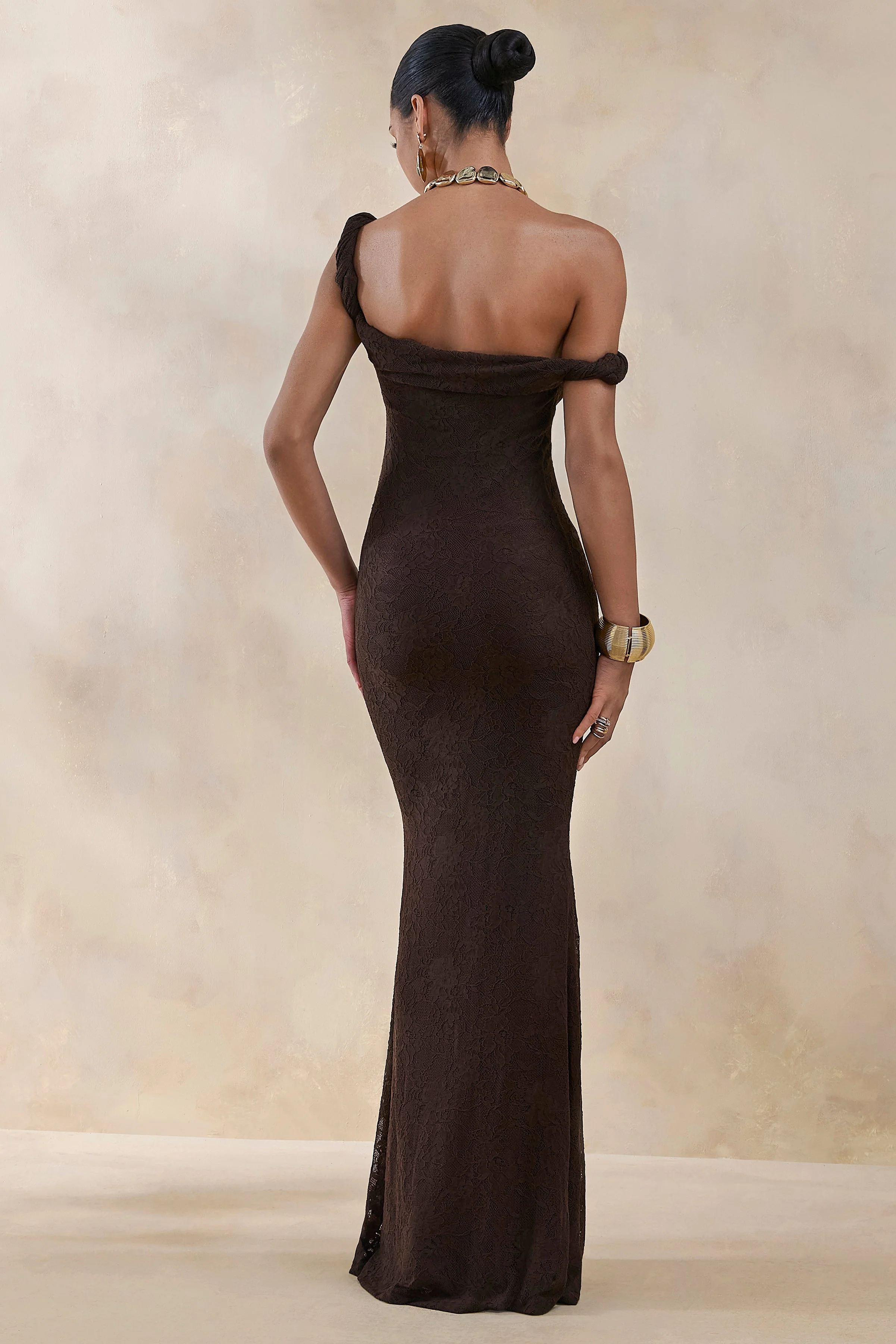 Afina | Robe longue en dentelle marron à encolure asymétrique - Image 3
