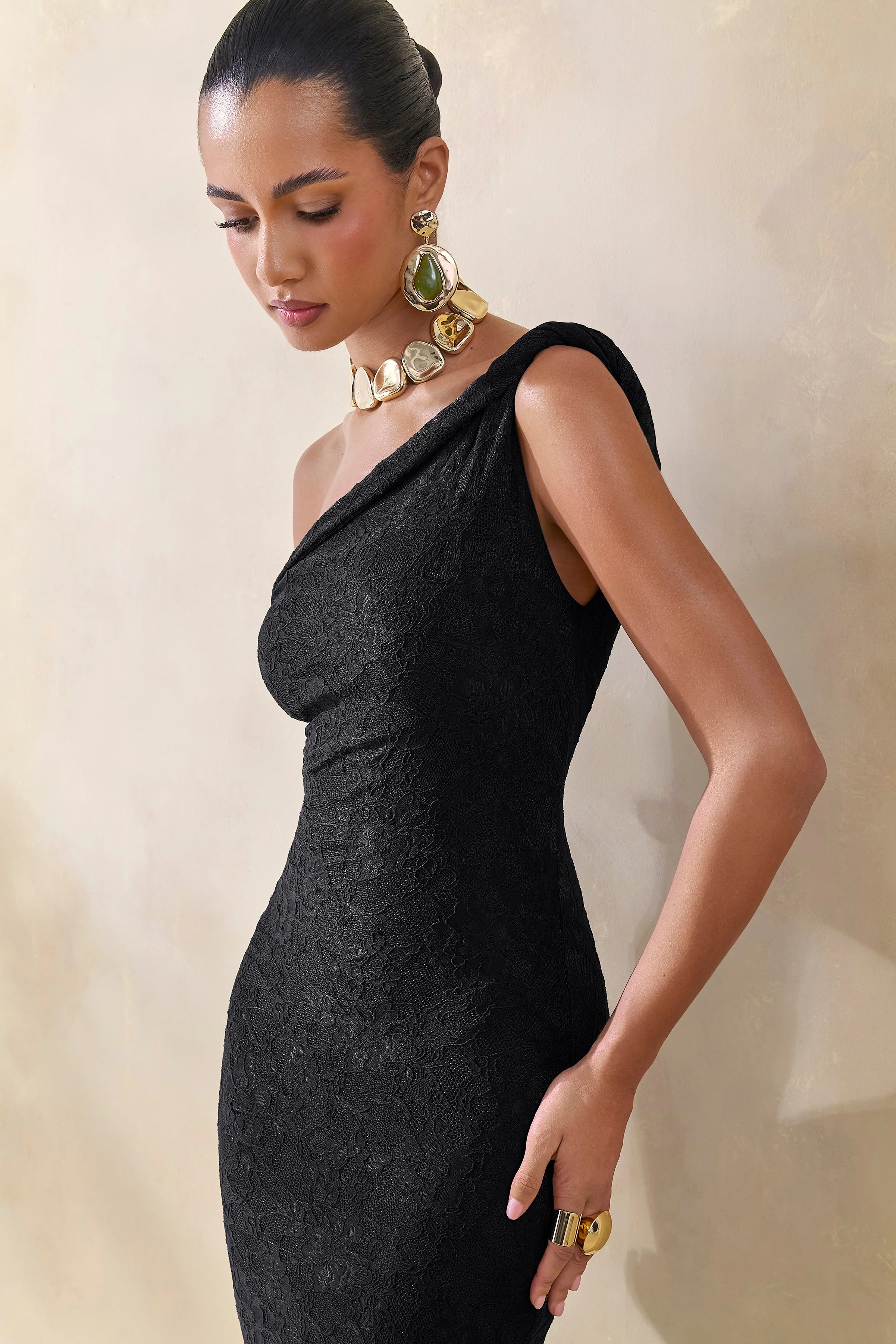 Afina | Robe longue en dentelle noire à encolure asymétrique - Image 5