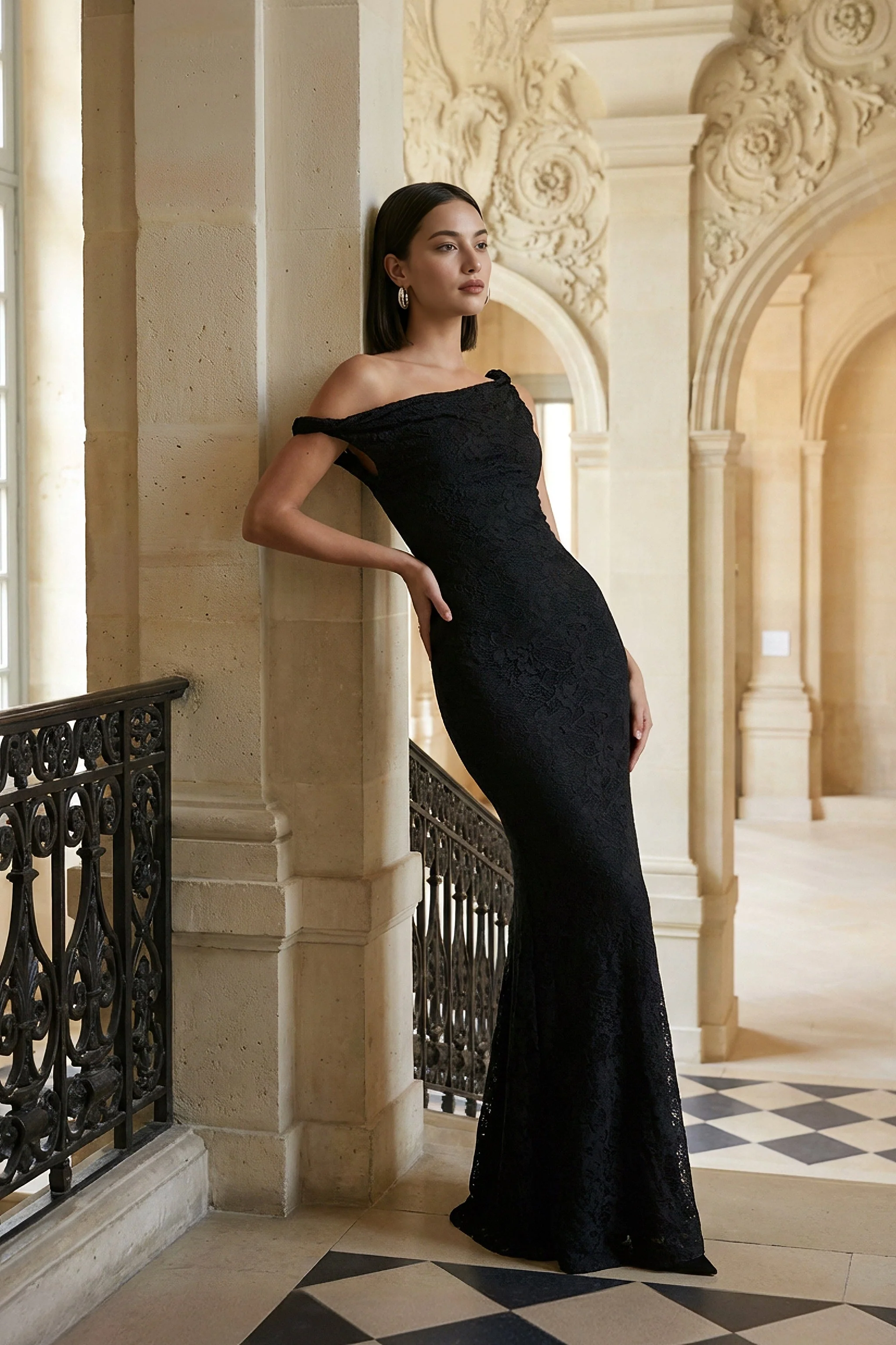 Afina | Robe longue en dentelle noire à encolure asymétrique - Image 7