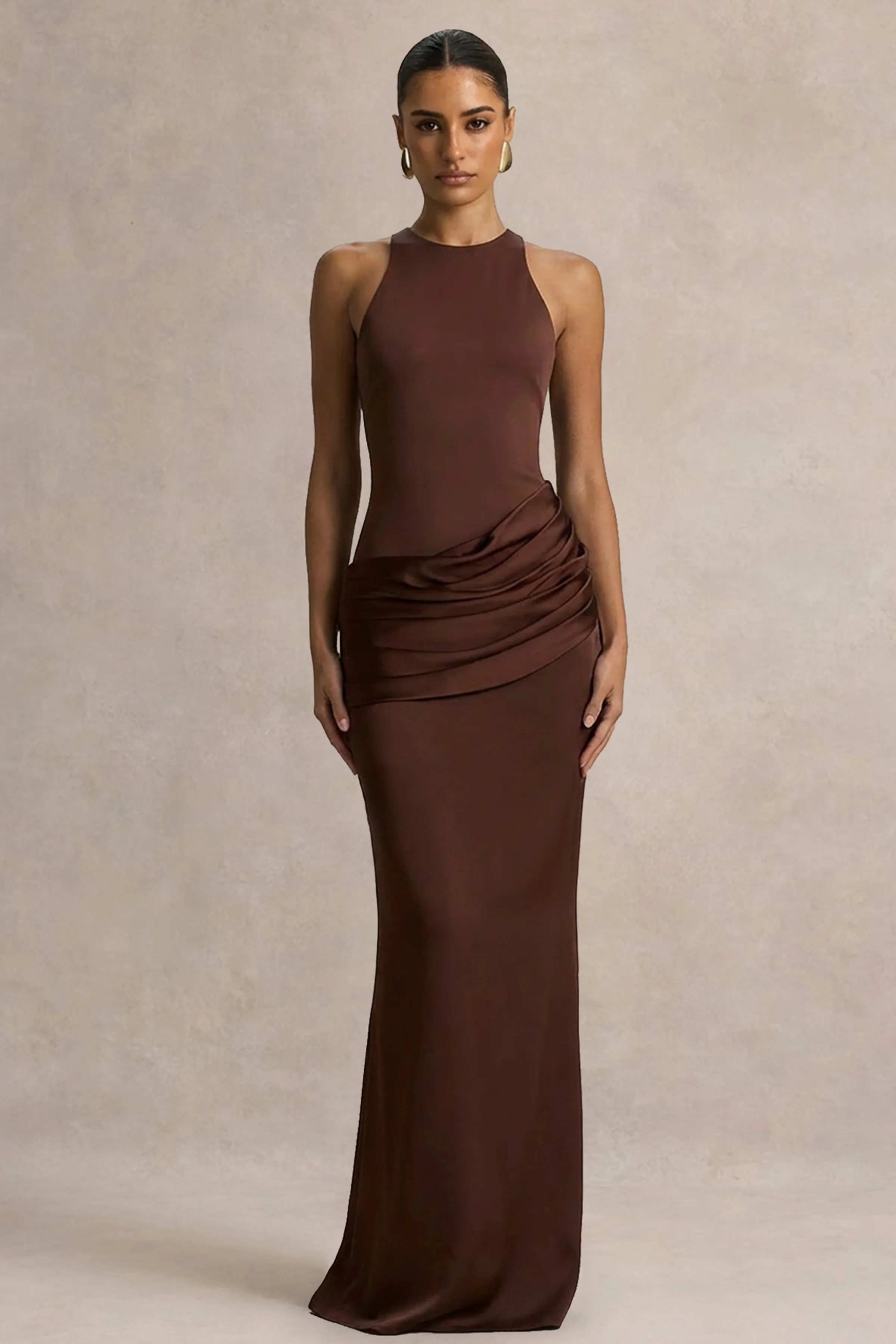 Akari | Robe longue marron à col rond avec jupe en satin