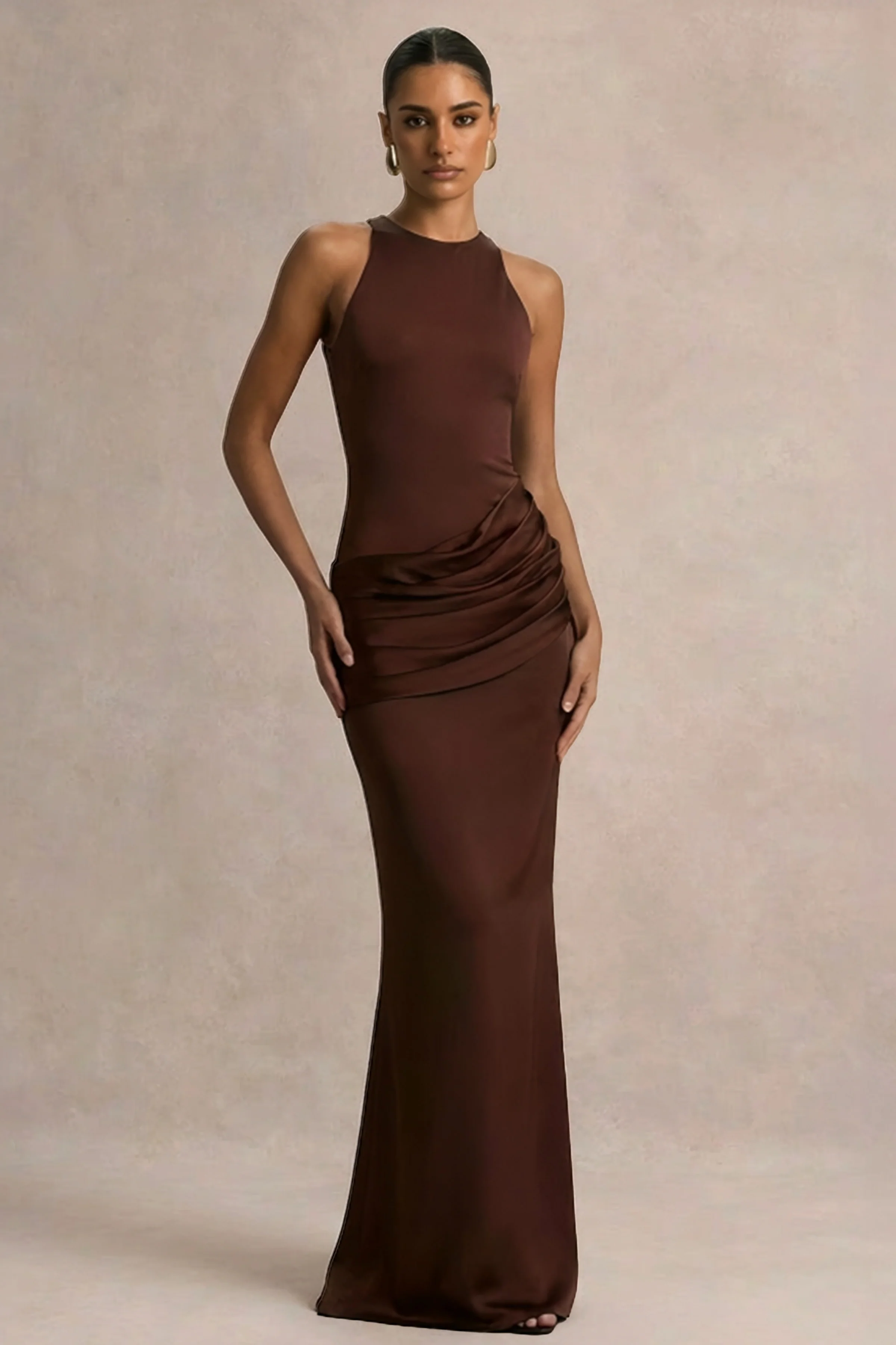 Akari | Robe longue marron à col rond avec jupe en satin - Image 4