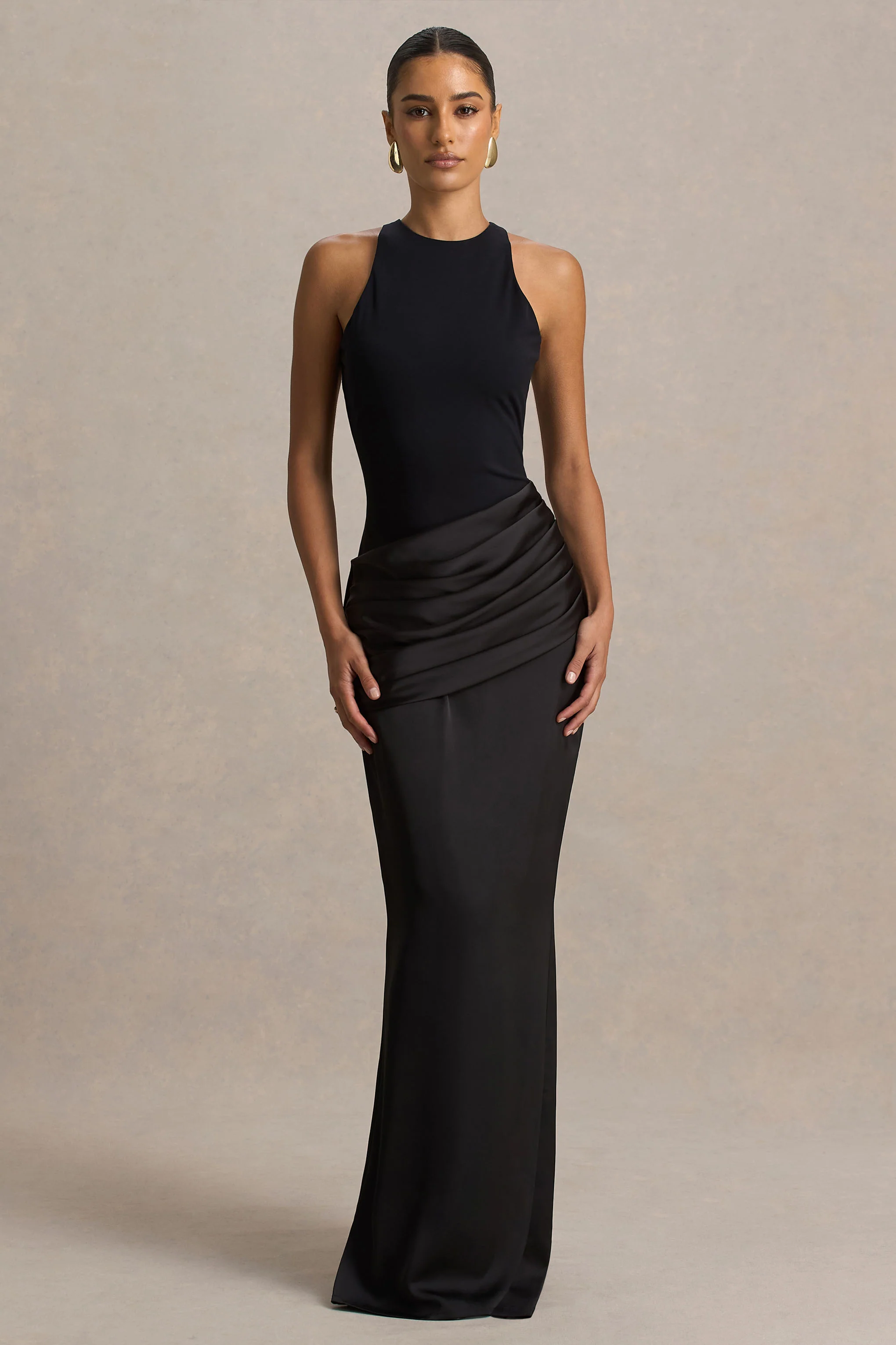 Akari | Robe longue noire à encolure ras-du-cou avec jupe en satin - Image 5