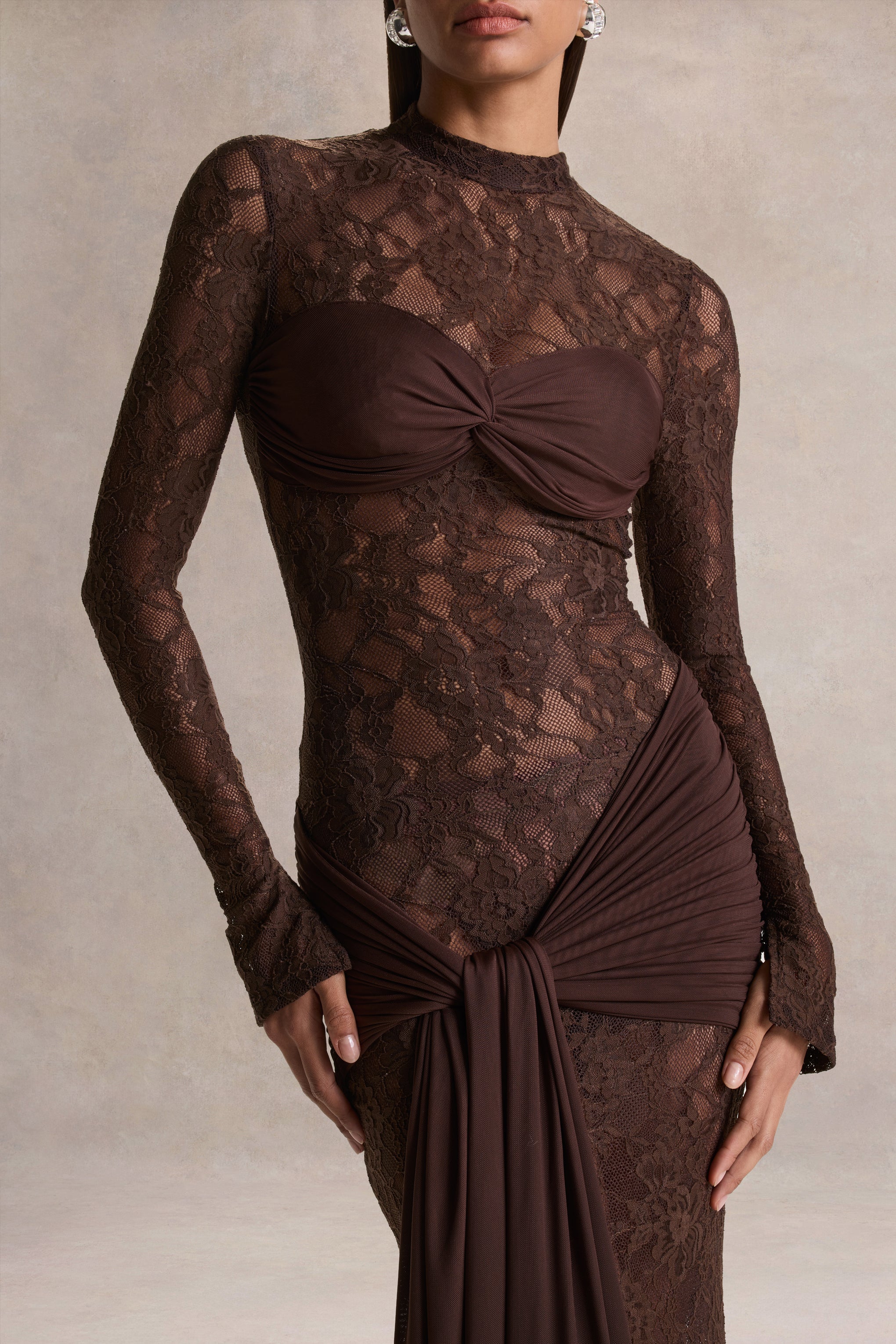 Akira | Robe longue en dentelle marron avec détail ceinture drapée - Image 3