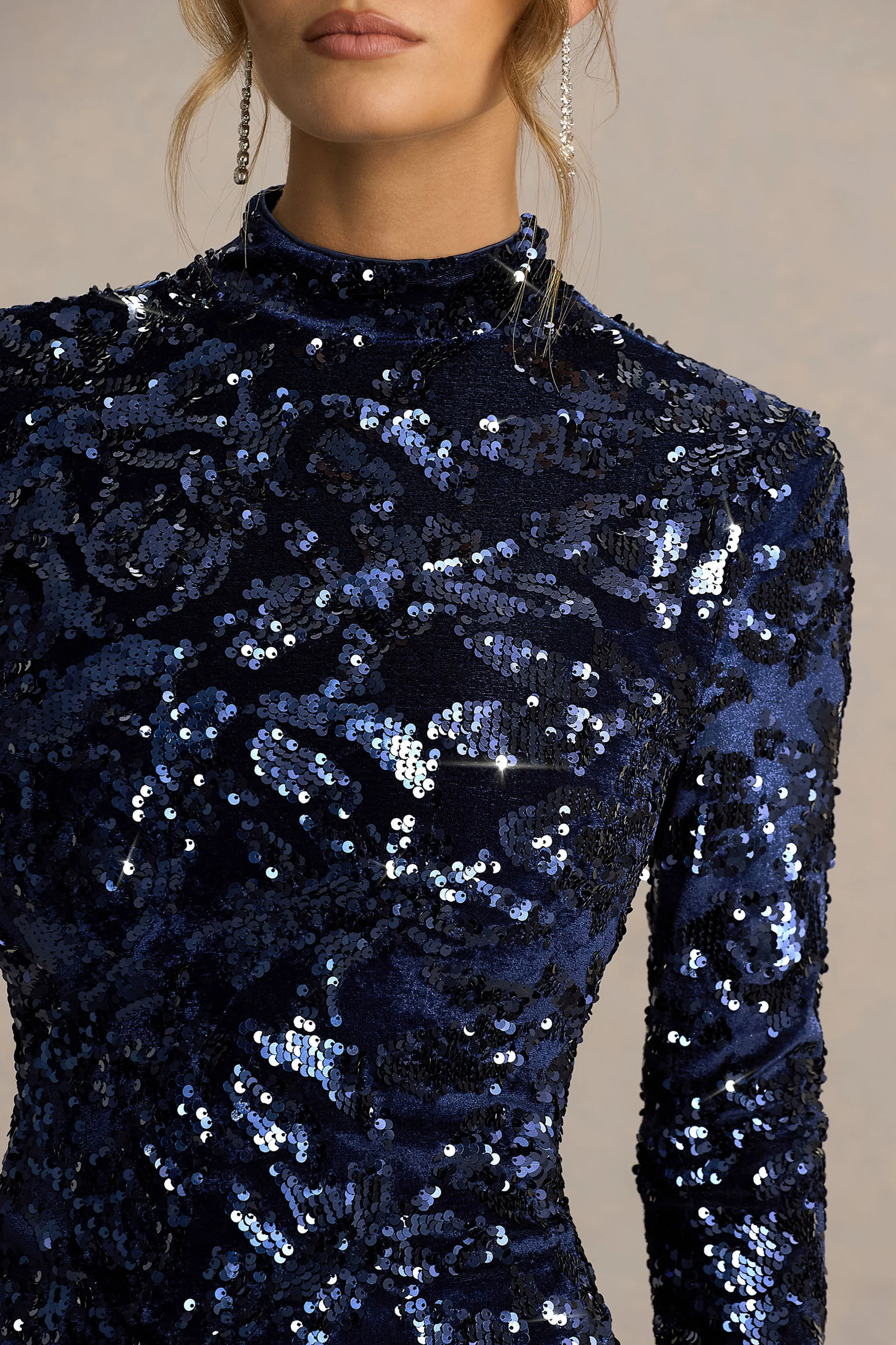 Alanita | Robe mi-longue bleu marine en velours et sequins à col montant et manches longues - Image 3