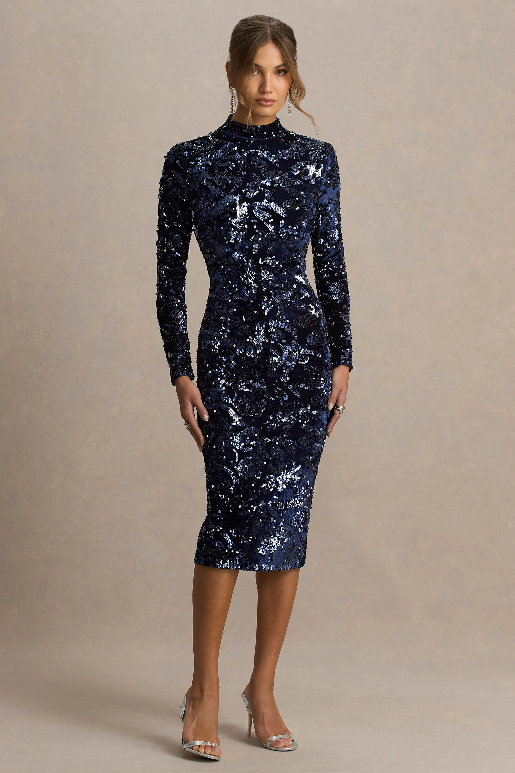 Alanita | Robe mi-longue bleu marine en velours et sequins à col montant et manches longues - Image 4