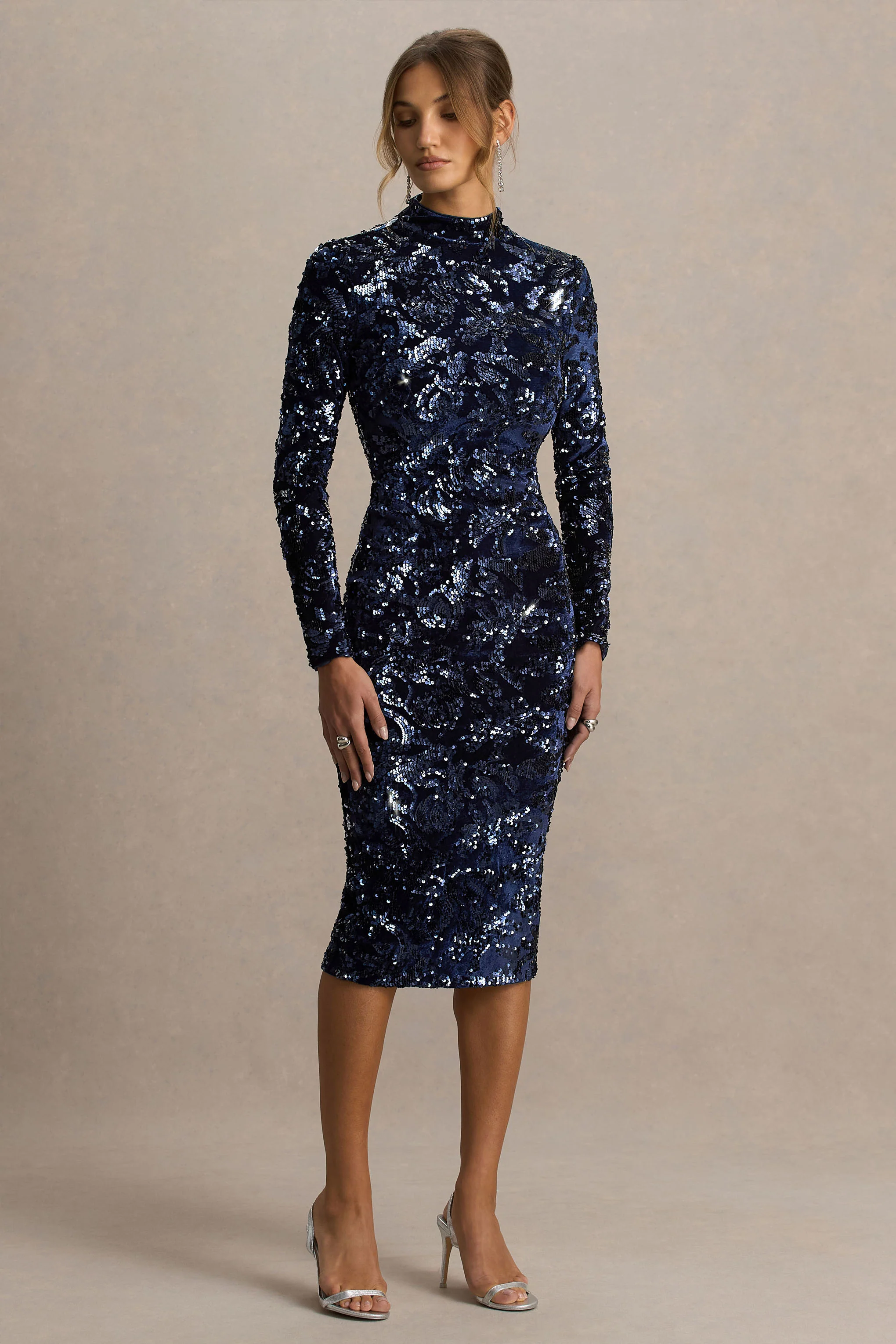 Alanita | Robe mi-longue bleu marine en velours et sequins à col montant et manches longues - Image 5