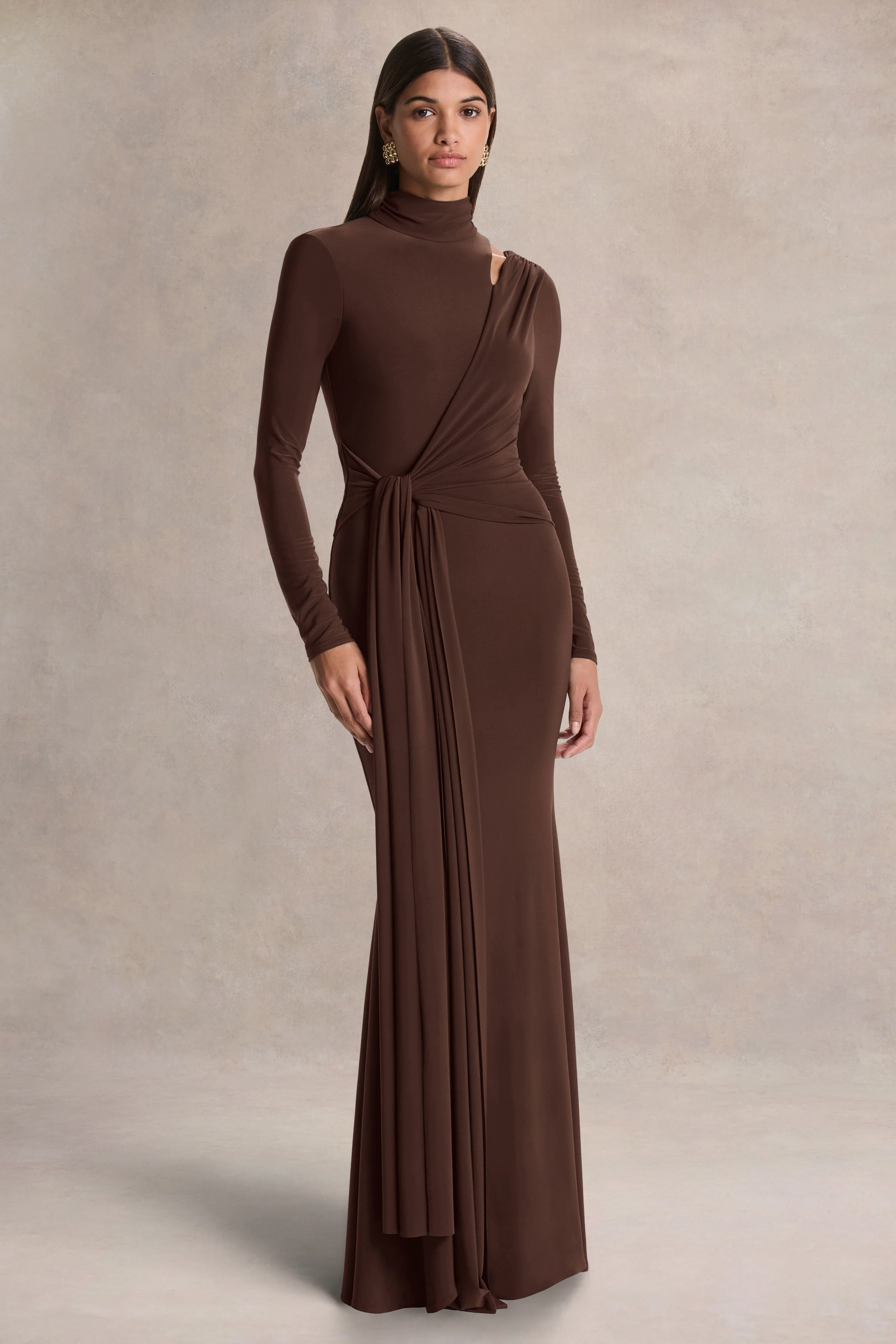Alastrina | Robe longue marron à encolure haute avec fronces