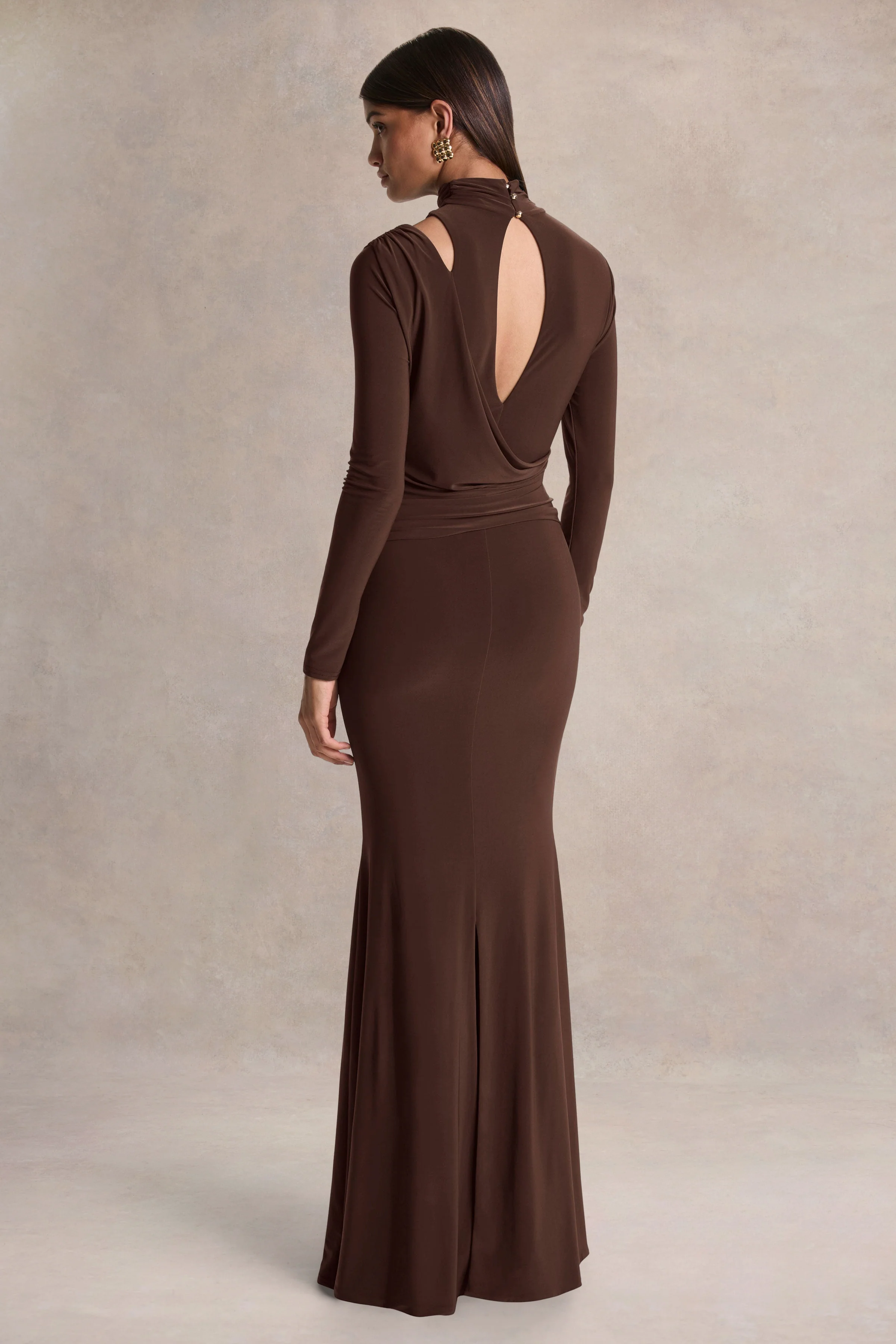 Alastrina | Robe longue marron à encolure haute avec fronces - Image 2
