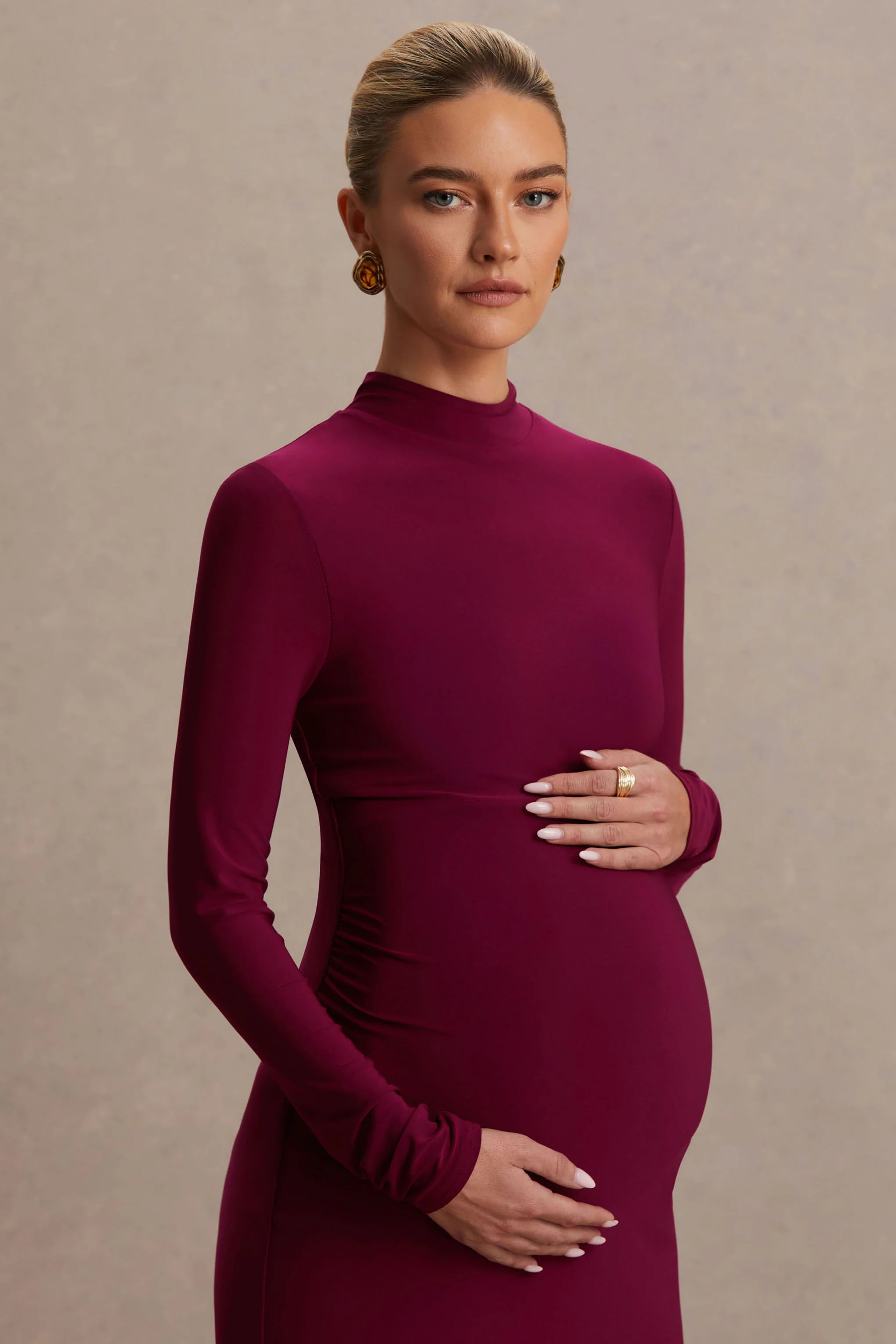 Alejandra | Robe longue de maternité bordeaux à manches longues et col montant - Image 6