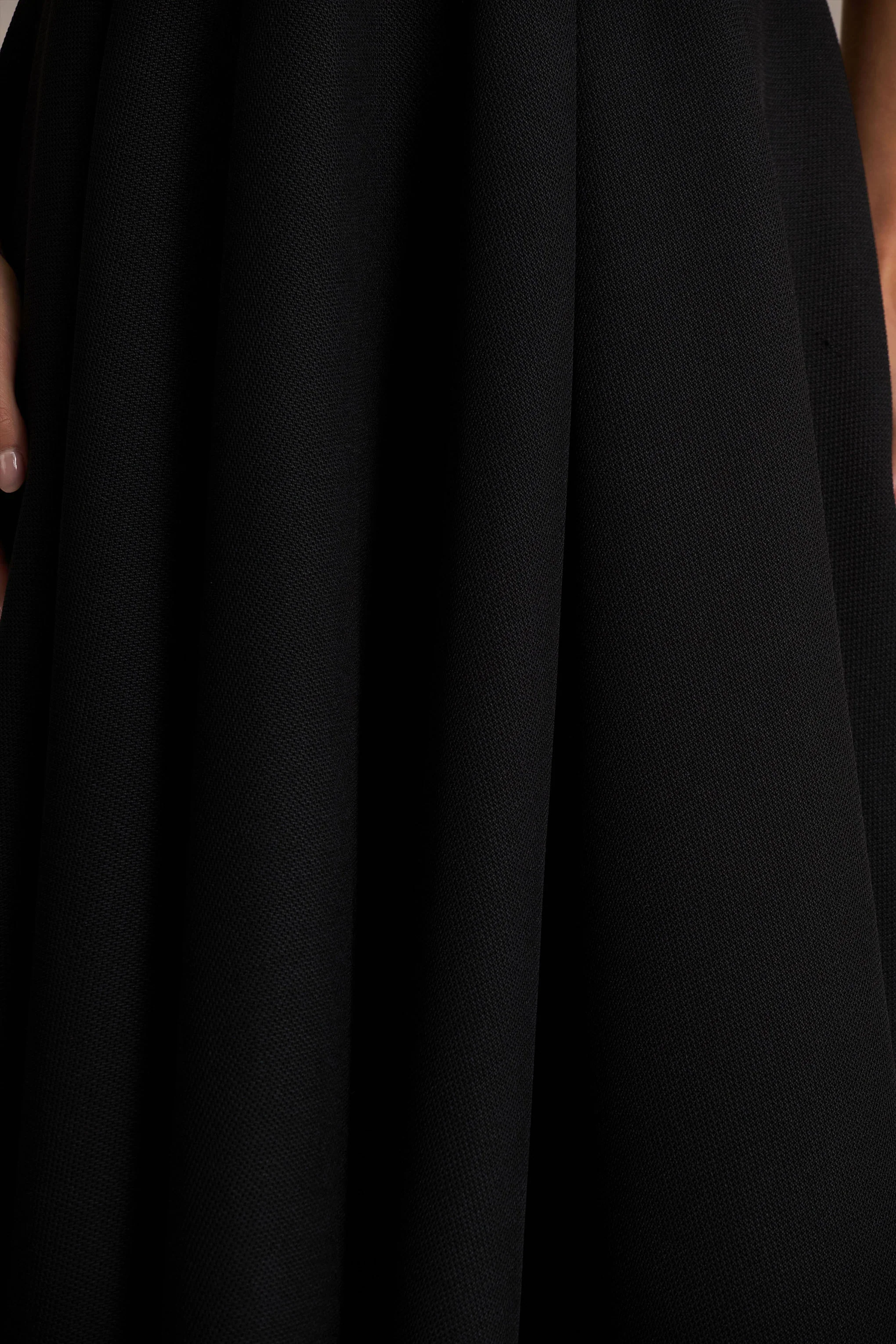 Alessa | Robe mi-longue noire à coupe tailleur et décolleté plongeant - Image 6