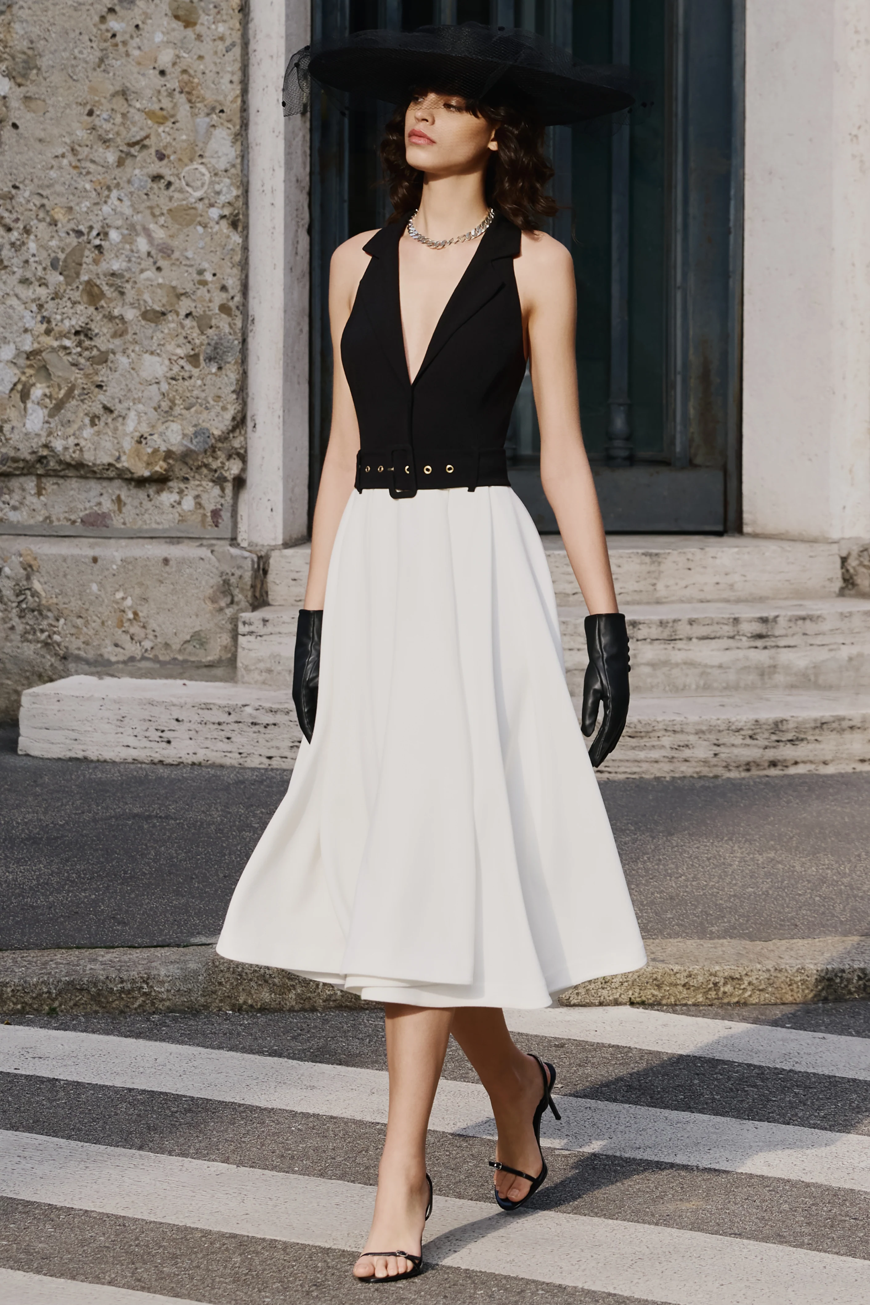Alessa | Robe mi-longue noire et blanche à encolure plongeante et coupe tailleur