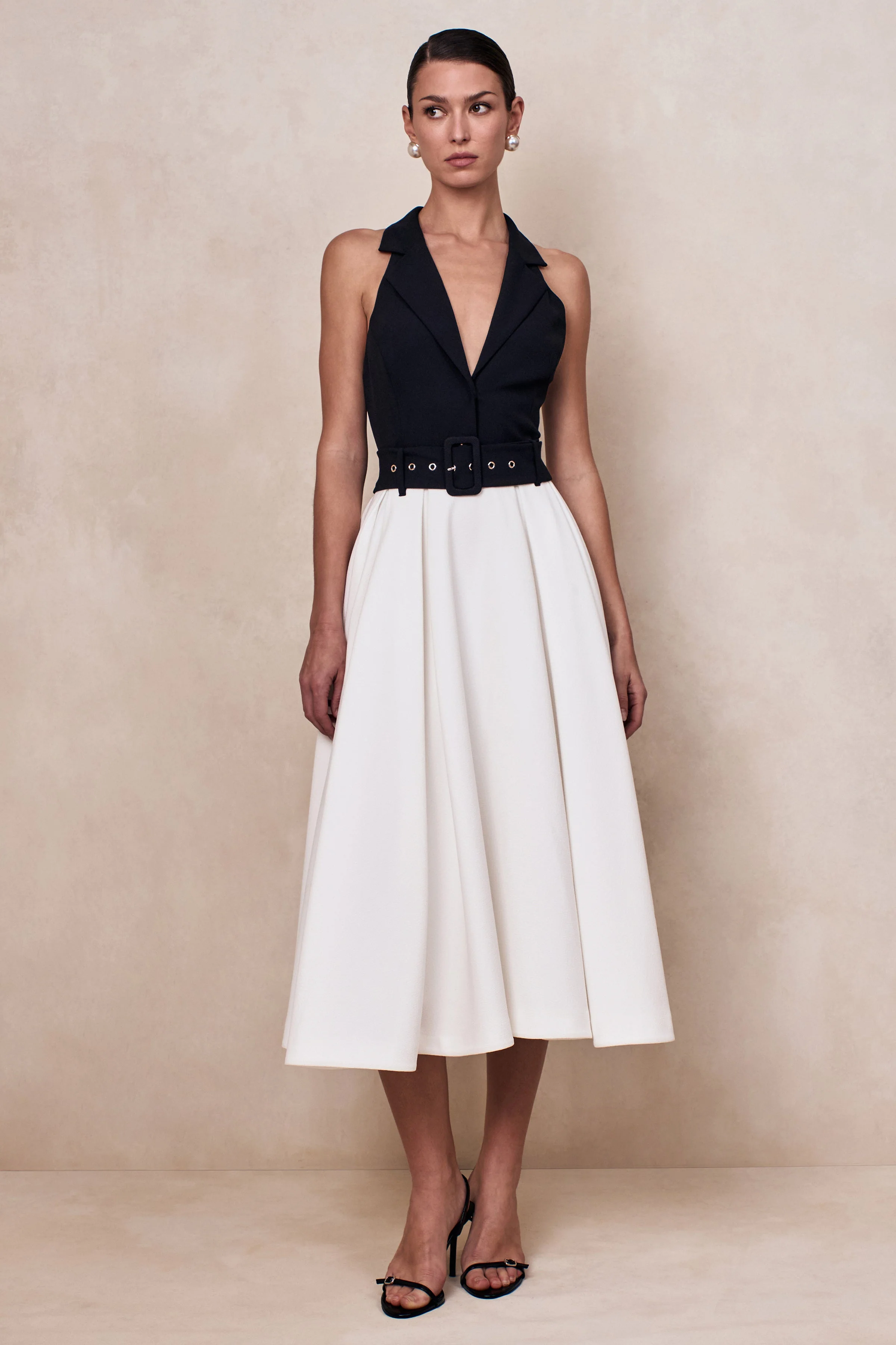Alessa | Robe mi-longue noire et blanche à encolure plongeante et coupe tailleur - Image 3