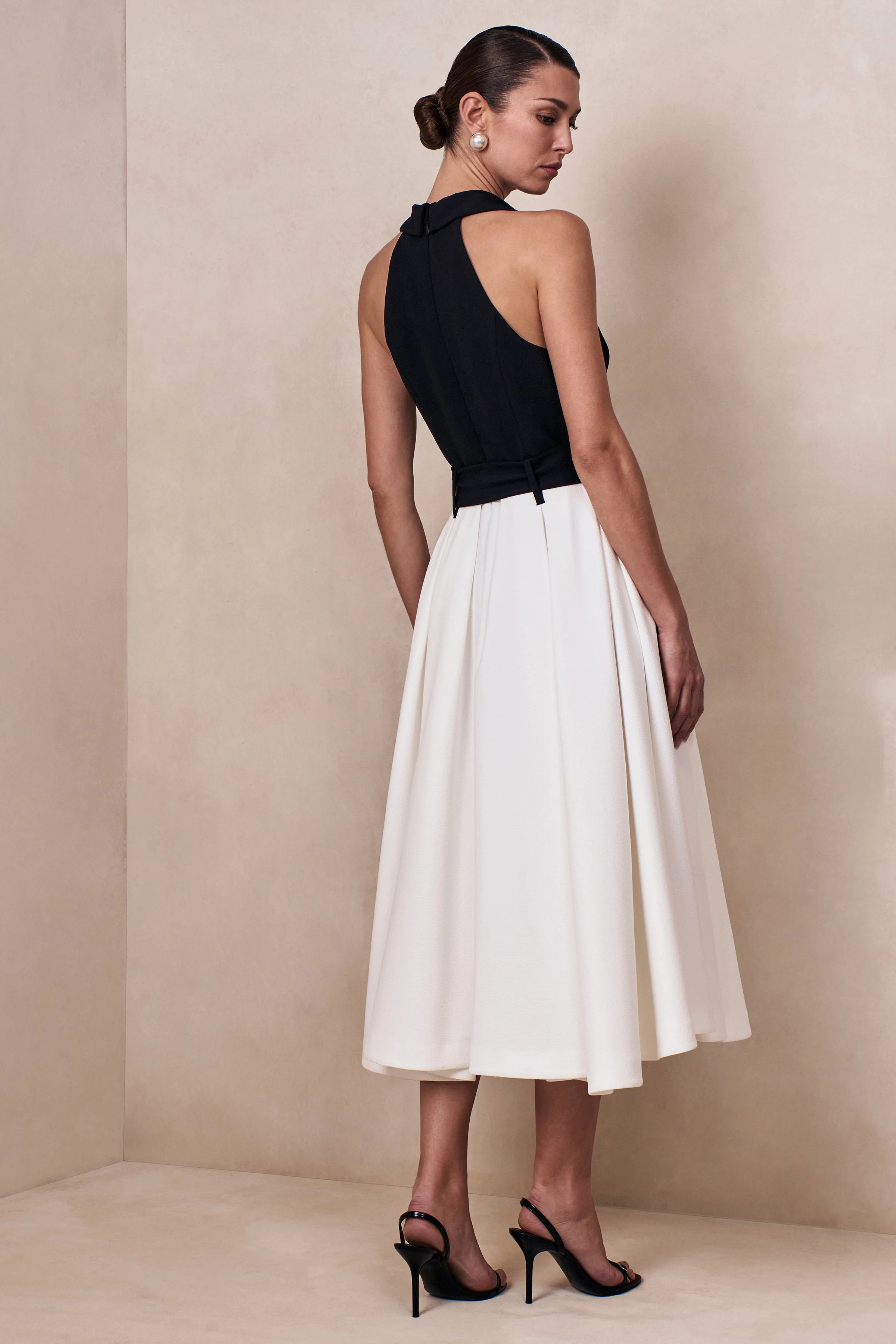 Alessa | Robe mi-longue noire et blanche à encolure plongeante et coupe tailleur - Image 4