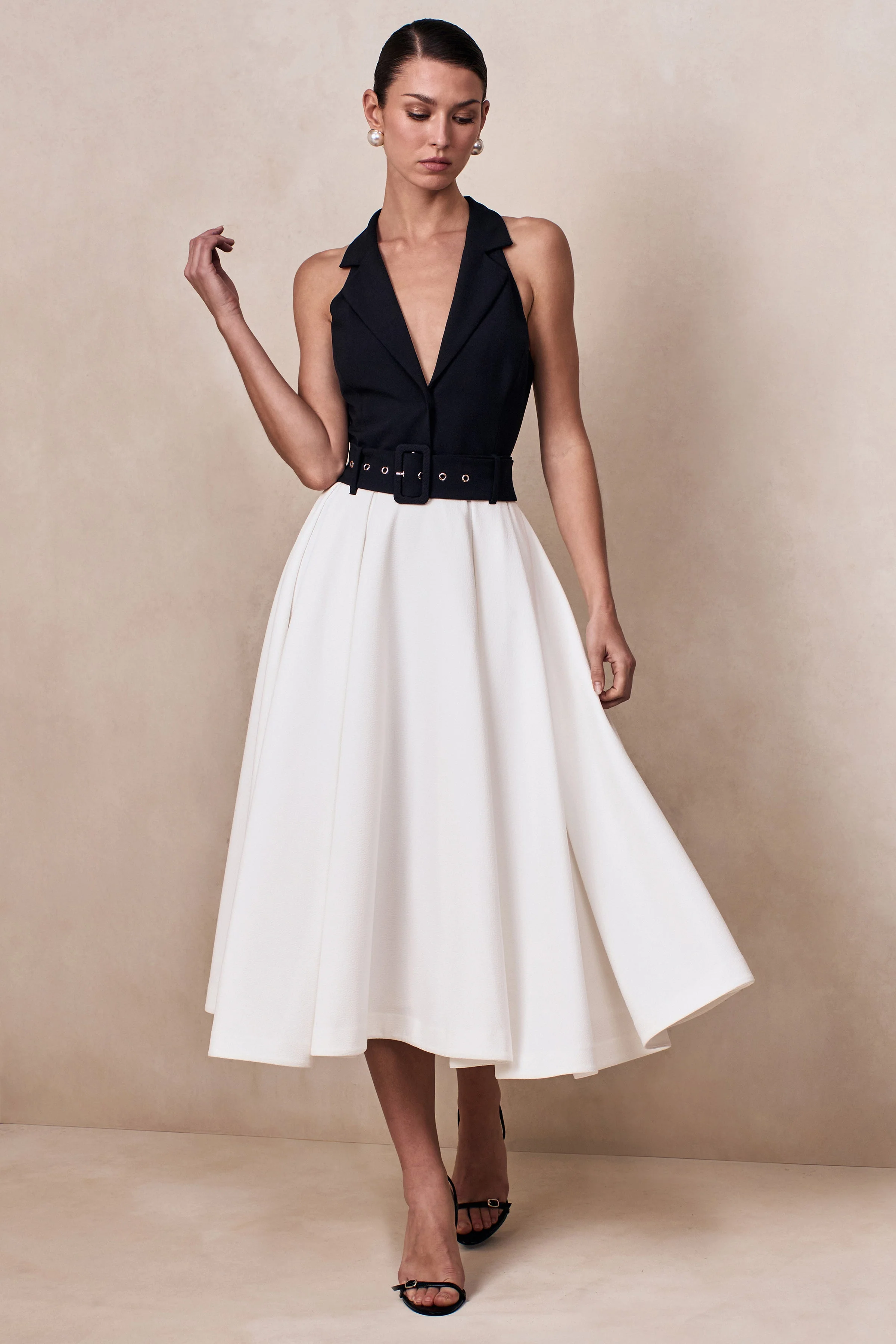 Alessa | Robe mi-longue noire et blanche à encolure plongeante et coupe tailleur - Image 6