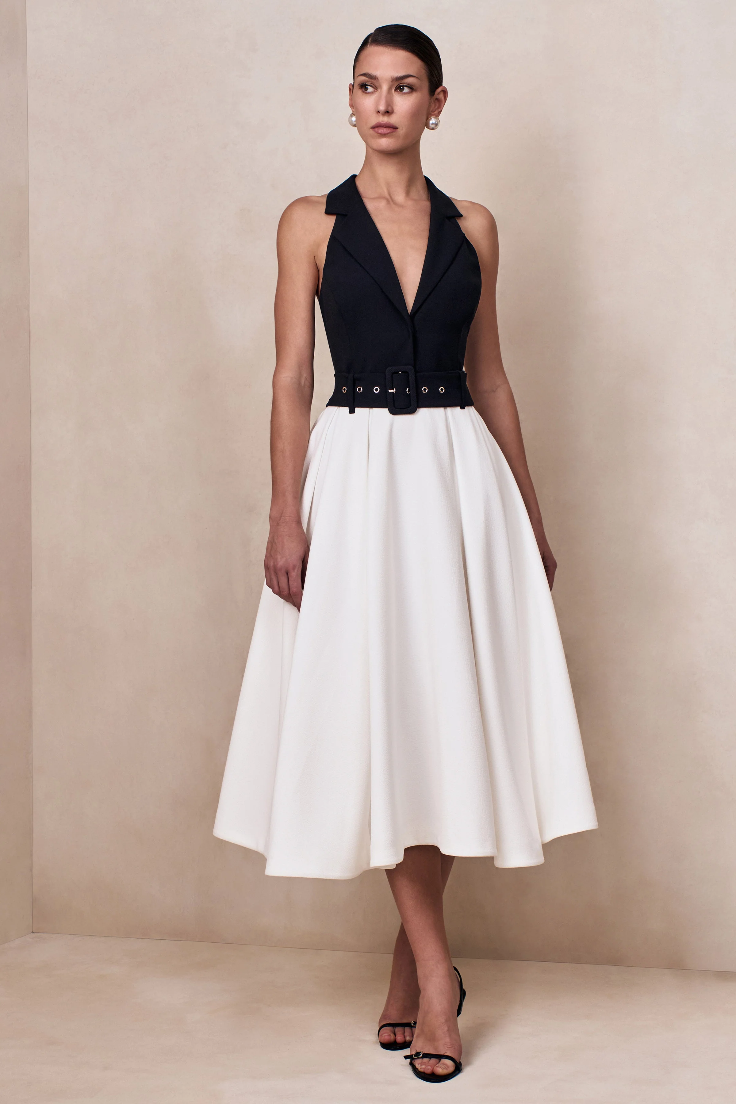 Alessa | Robe mi-longue noire et blanche à encolure plongeante et coupe tailleur - Image 7