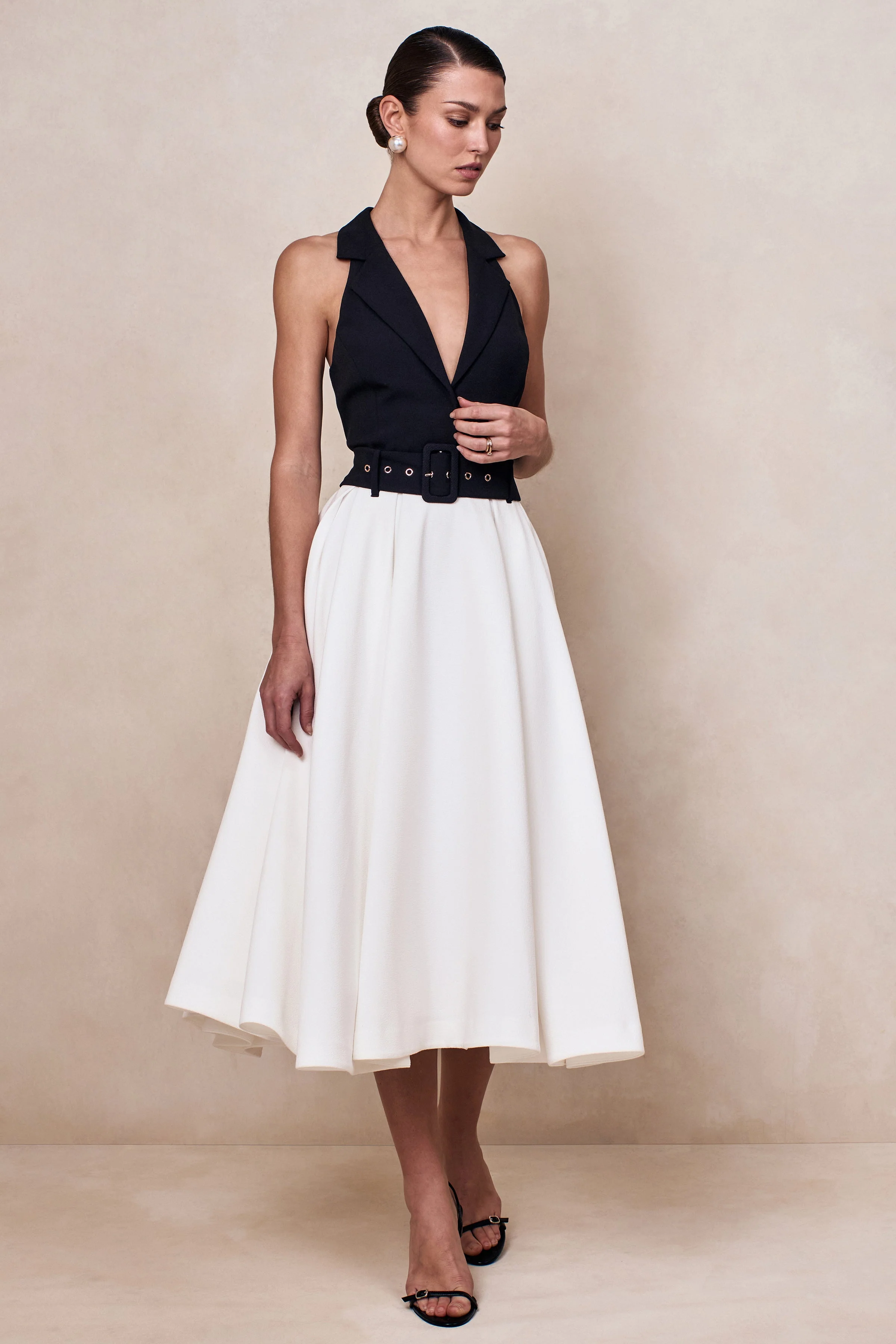 Alessa | Robe mi-longue noire et blanche à encolure plongeante et coupe tailleur - Image 8