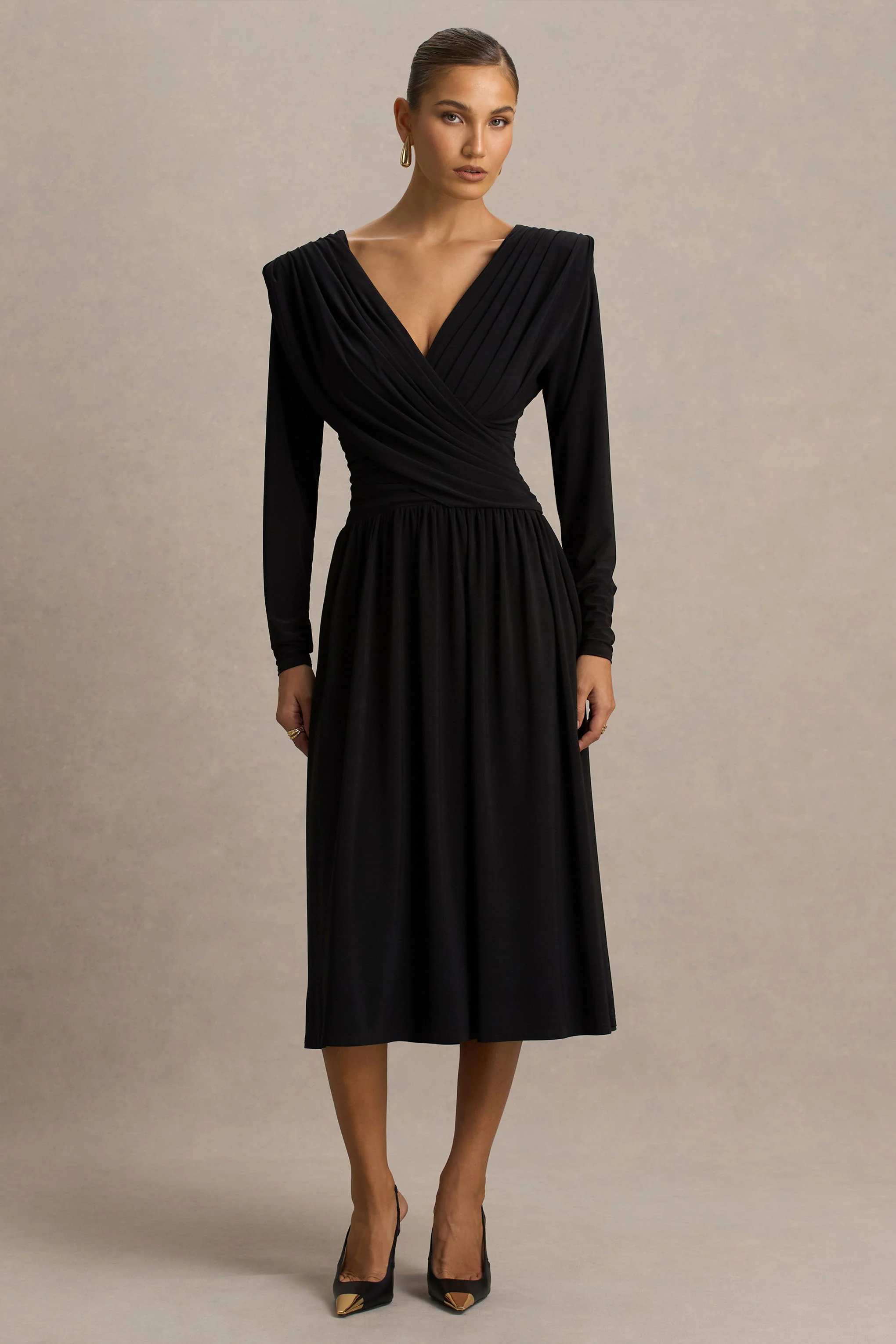 Alexis | Robe longue noire à décolleté plongeant avec détails drapés et froncés